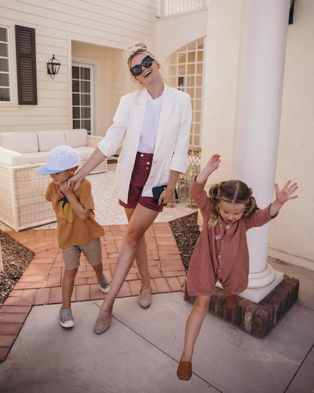 Amber Fillerup Clarkさんのインスタグラム写真 - (Amber Fillerup ClarkInstagram)「Now that school is in session and after school activities are on our calendar again, it feels like we are always on the go. I am really loving our afternoons when we are all home and all my kiddos are together. I really love my @birdies flats for busy days because they are soooo comfyyy! #ad #BirdiesPartner」8月13日 8時55分 - amberfillerup