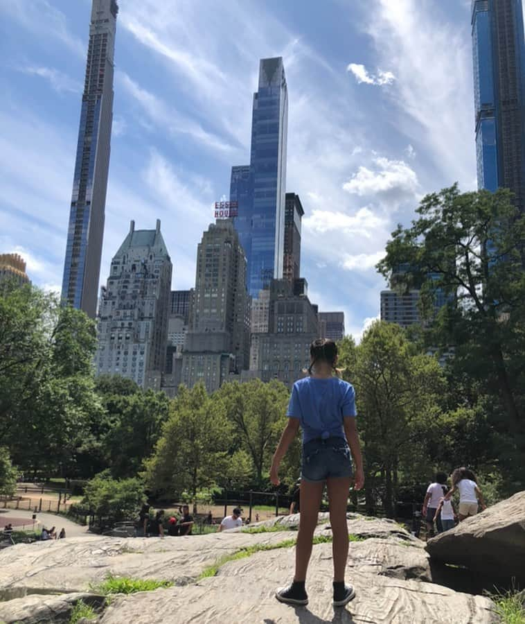 コンスタンス・マリーさんのインスタグラム写真 - (コンスタンス・マリーInstagram)「Little girl Big City. #NYC. #CentralPark  #Monday #BigApple」8月13日 8時57分 - goconstance