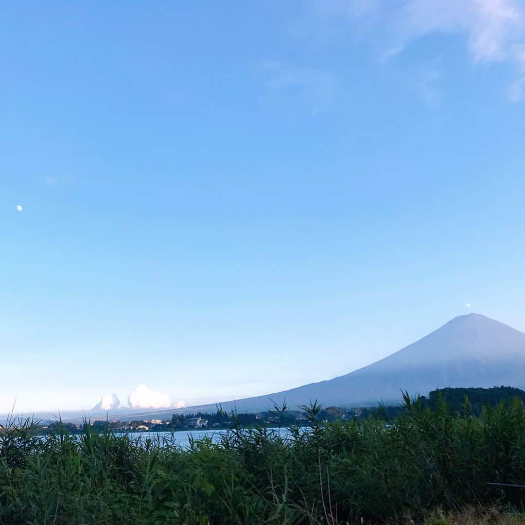 名越涼子さんのインスタグラム写真 - (名越涼子Instagram)「山の日に富士山を拝みにいく🗻  初めて富士山を登ったのは大学生の時。しかもひとり。  きゃぴきゃぴ登るカポーを横目に （それ....めっちゃ羨ましいやつ...!!!） と、こころの中で連呼しながら登ったあの日。  ひょっとこばりにタオルを巻いて 山小屋で登山家たちと20人くらいで仮眠して（横向いたらすぐ顔がある近さ） 予想外の寒さにふるえながら朝陽を浴びて（テンション上がって知らない人とハイタッチ） 下山の道がひたすら砂利で修行気分を味わって。  どれもこれも青春の一ページ。  富士山に登って、本当によかった。  そして今、振り返って思う。  次は誰かと登りたい。 🙈  一一一一一一一一一一一一 #山の日#富士山 #mtfuji#fuji#fujisan #登山#富士山登山 #思い出#おもひで #あの頃#学生登山 #ひとり登山 #mountain#ハナテラス #山梨#yamanashi #スコール」8月13日 9時00分 - nagoshi_ryo
