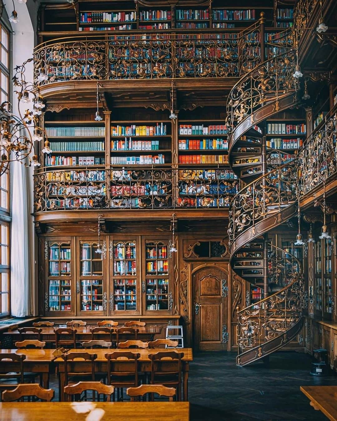 Travel + Leisureさんのインスタグラム写真 - (Travel + LeisureInstagram)「Munich's Municipal Law Library is straight out of "Beauty and the Beast." Get our travel guide to Munich at the link in bio! 📷@themodernleper」8月13日 9時10分 - travelandleisure