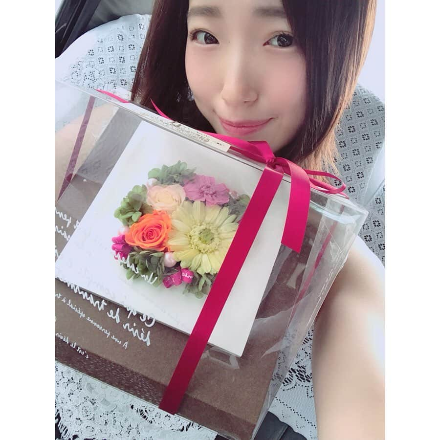 有明ゆなさんのインスタグラム写真 - (有明ゆなInstagram)「応援大使卒業おめでとう♡ って素敵なお花を… ドライフラワーだった(;_;) 嬉しすぎて泣きそうになっちゃったけど 我慢したよ(´；ω；`) ありがとうございました。 . . . . #有明ゆな #グラドル #グラドル自撮り部 #グラドル自画撮り #応援大使 #卒業 #卒業おめでとう #お花 #ドライフラワー #ありがとうございます #ありがとう #またいつか」8月13日 9時17分 - ariake_yuna