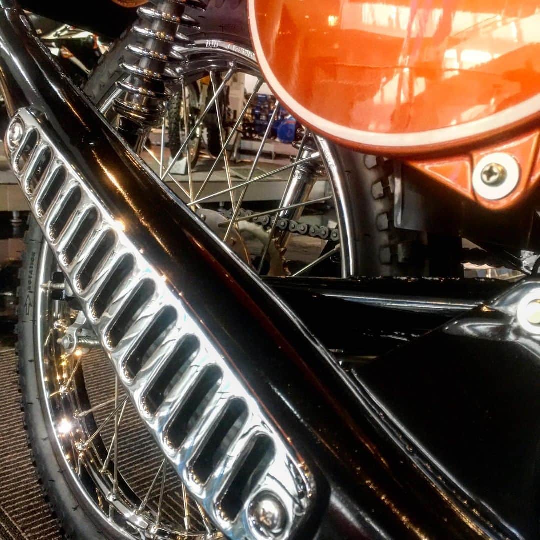 のインスタグラム：「【夏休み企画】ヤマハバイクヒストリークイズ✨【コメントしてね】  現在「連休企画」としまして、静岡県磐田市にあるヤマハ発動機ミュージアム、”コミュニケーションプラザ”にて展示中の歴史車両より、バイクの一部を写したクイズを出題しております！皆さまの「ヤマハマニア度」が分かるかも…🤔💡？！ 昨日の第3回へのご参加ありがとうございました！ヒントを間違えるというミスをしてしまい大変申し訳ございませんでした🙇‍♂️🙇‍♀️ 気を取り直して、第4回の本日はこちら！鮮やかなオレンジ、そして特徴的なマフラーがヒントです💡 さて、分かった方はコメント欄にて車種名をお答えください！  答えの発表は8/13(火)21:00頃を予定しております☺️✨！ なお、コミュニケーションプラザは8/10-8/18は休館日となりますので、ご了承くださいませ。  #ヤマハバイクヒストリークイズ #ヤマハ #ヤマハが美しい #コミュニケーションプラザ #歴史車両 #夏休み #クイズ #yamaha #yamahamotocycle #history #communicationplaza #quiz #whoami」