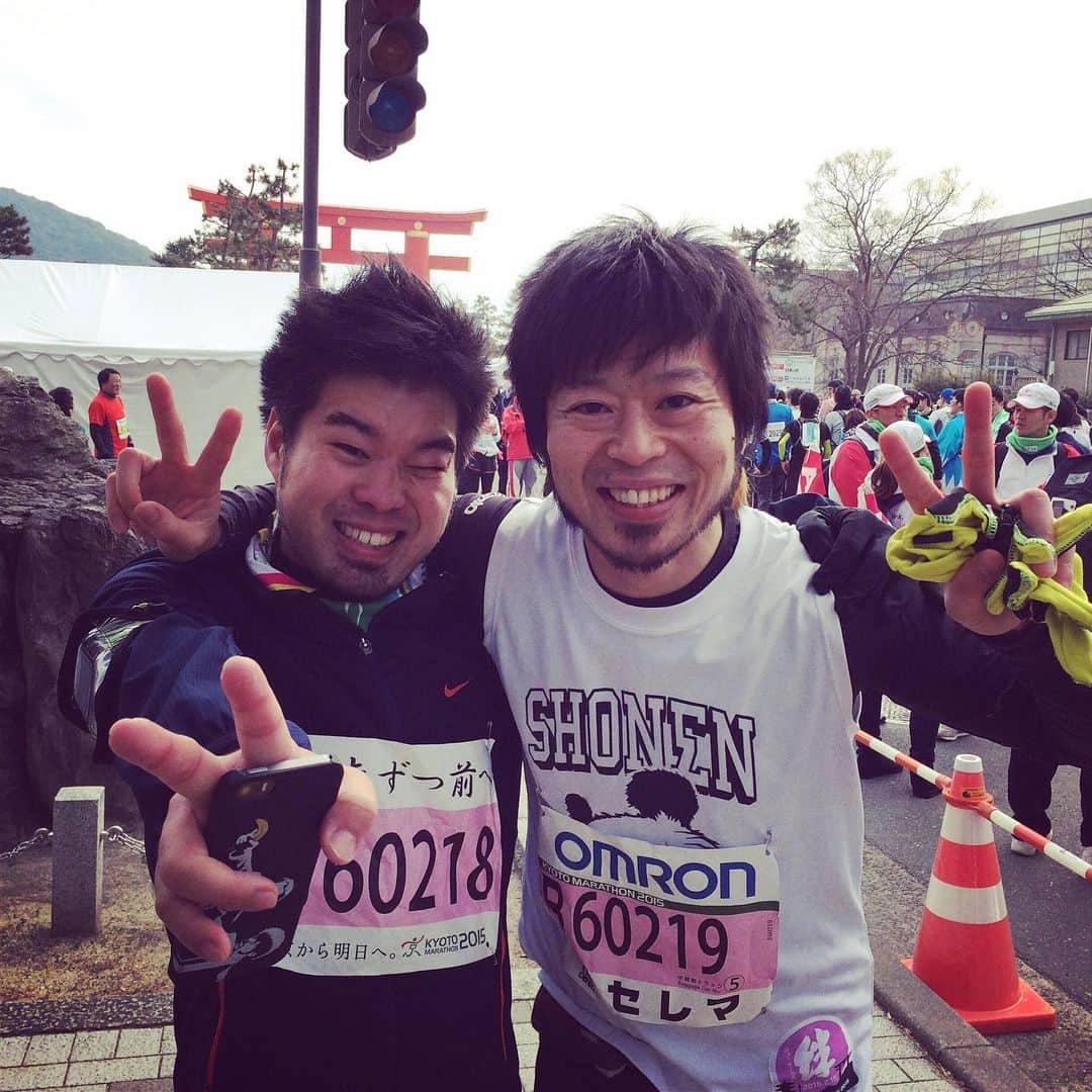 上中丈弥のインスタグラム：「京都αステーションで10年やらせてもらったレギュラー番組「丈弥道場やれんのか」が昨日の収録で終了しました。バンドマンの番組で10年続いてたってのも奇跡だなと思います。 ほんとうに感謝。 デビューしてすぐ気にかけてくれた元ステップの橋本さん、そして3年目から最後まで共に番組作り続けたゴリ、αの皆様、そしていたもメッセージくれたら皆様、お世話になった関係者の皆様、ありがとうございました。 恩返しは、いつか大きな玉ねぎの下で。  ゴリは２０代から３０代からへ、僕は30代から40代へ。まだラジオでやり残した事がりますので僕とゴリの旅は続きます。きっと。またいつか京都αステーションで。 一旦ゴール。  #イナ戦 #イナズマ戦隊」