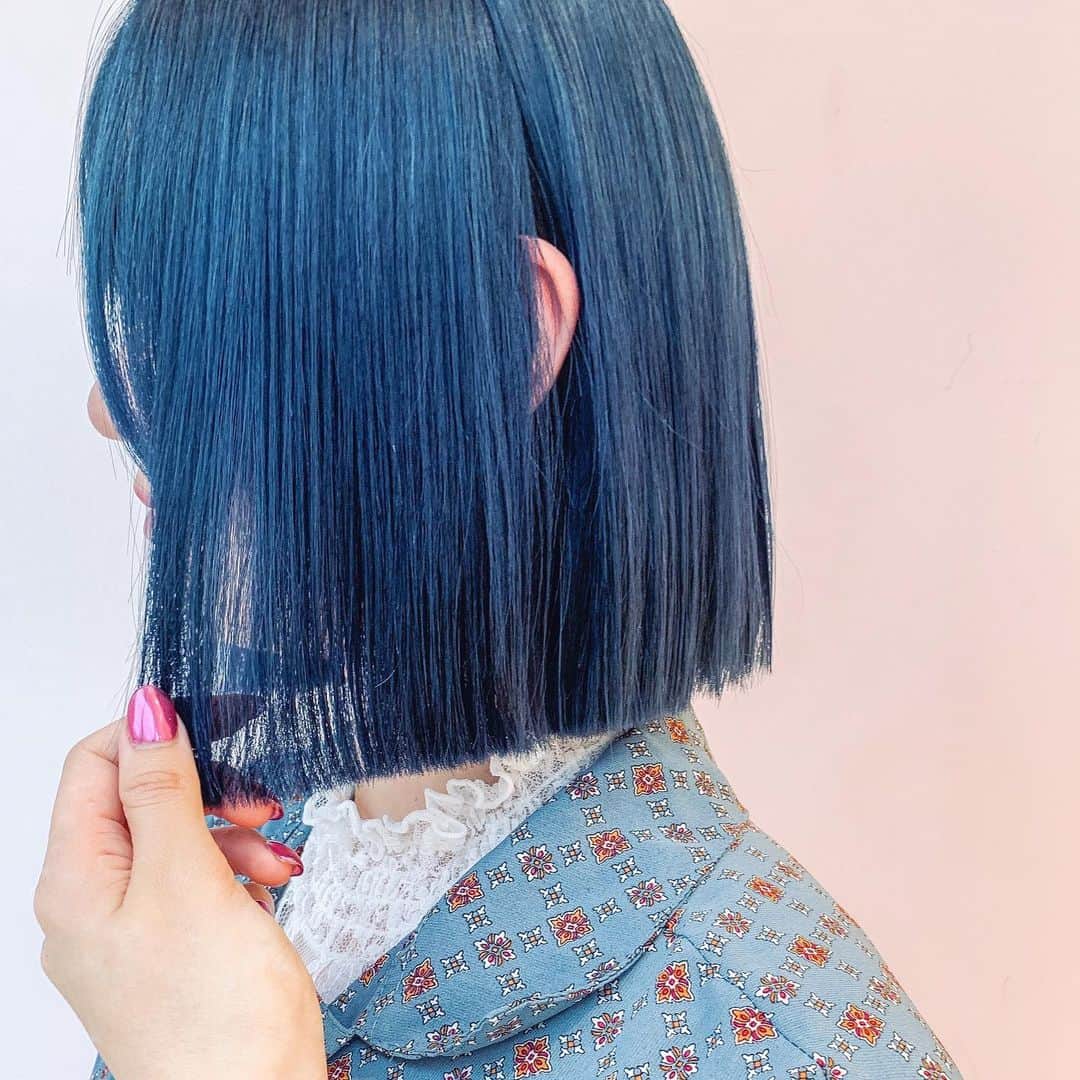 原涼香のインスタグラム：「Deep blue 🧩🧩 既にブリーチ3回ベースだったお客様❤︎ バターなしでブルーたっぷり＾＾ タッセルボブにもさせていただきました〜 ㅤㅤㅤㅤㅤㅤㅤㅤㅤㅤㅤㅤㅤ」