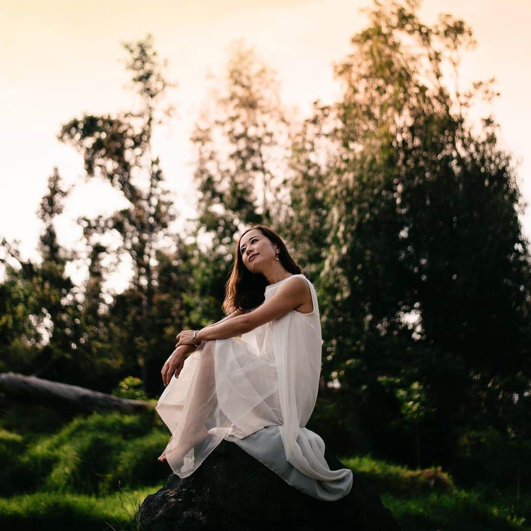 レイチェル・チャンさんのインスタグラム写真 - (レイチェル・チャンInstagram)「It’s always great to visit my twin sister who lives in the Big island, but this time it was even more special to have our wedding there.  And what’s more, my videographer hubby also was excited to shoot videos and pictures at all sorts of beautiful places.  今年も姉の住むハワイ島へ行く事が出来ました。コナでの挙式とレセプションがメインイベントでしたが、映像クリエーターの夫と島のあちこちで撮影するのも今回の旅の楽しみでした。  #jalhawaii #nikon #Nikondf #bigisland #volcano #forest #ハワイ島 #ハワイ #hawaii #ニコン #ニコンdf  #ニコン女子 #portrait #portraitphotography #ハワイ挙式」8月13日 9時22分 - rachelchanjpn