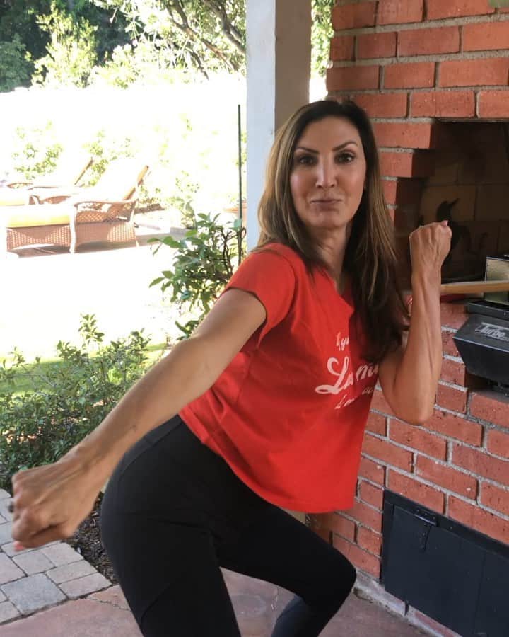 ヘザー・マクドナルドのインスタグラム：「My interpretation of the new strong female lead from ABC’s @stumptownabc I don’t know why I wasn’t cast in the part. Clearly I can pull it off. Just look at these kicks.」