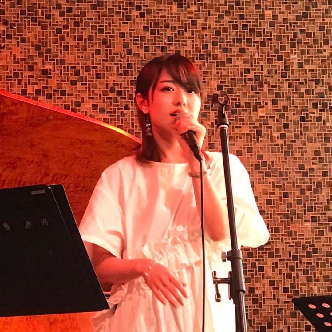 伊倉愛美さんのインスタグラム写真 - (伊倉愛美Instagram)「昨日はライブでした。 初めてのブッキング〜！！ すっごい楽しかった。 反省点を次に活かしながら パワーアップさせた音楽を お届けしますので！！！！ 9/30もぜひ来てね！！ #恵比寿天窓Switch だよ〜☺️☺️ ご予約はTwitterからどうぞ！🧡 . #同級生 #同級生トリオ #singer #musician #ライブ #LIVE」8月13日 9時29分 - ikura_manami