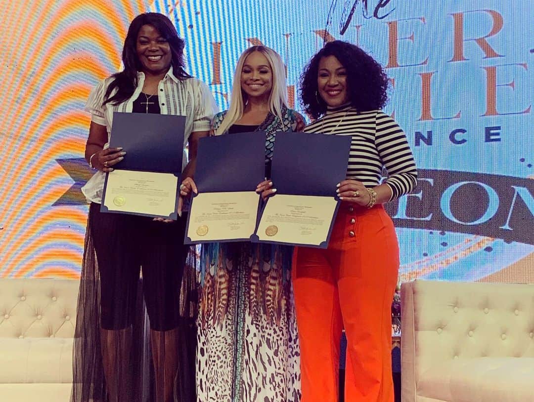 エリカ・キャンベルさんのインスタグラム写真 - (エリカ・キャンベルInstagram)「I’m loving @dririshea’s #TheInnerCircleConference! Room full of women sharing and gleaning, growing and glowing. ❤️❤️🙏🏾🙏🏾 #swipeleft #Honoree #mediaandentertainmentaward」8月13日 9時30分 - imericacampbell