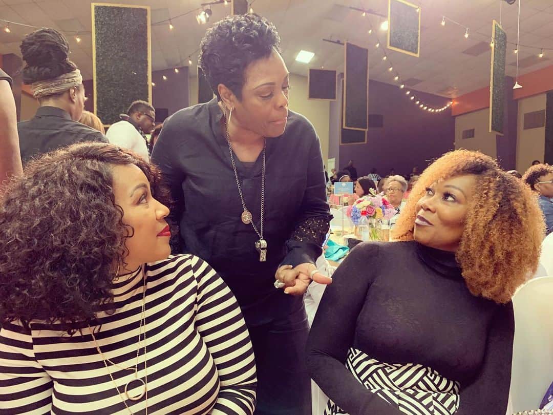 エリカ・キャンベルさんのインスタグラム写真 - (エリカ・キャンベルInstagram)「I’m loving @dririshea’s #TheInnerCircleConference! Room full of women sharing and gleaning, growing and glowing. ❤️❤️🙏🏾🙏🏾 #swipeleft #Honoree #mediaandentertainmentaward」8月13日 9時30分 - imericacampbell