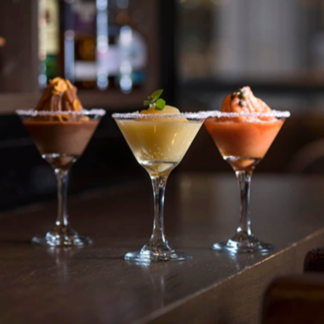 Courtyard by Marriott Tokyoのインスタグラム：「Cocktail Frozen Margarita at LAVAROCK🍹😍😃😊 Fresh Mango, chocolate and tomato juice are blended together with tequila and made into frozen margaritas for summer.  カクテル フローズンマルガリータ at LAVAROCK🍷🍅🥃 テキーラにフレッシュマンゴー、チョコレート、トマトジュースそれぞれを混ぜ合わせ、夏らしくフローズン仕立てにした3種のマルガリータをご用意しました。#margarita #ホテル #銀座 #日本橋 #マルガリータ #カクテル #cocktail #ダイニングバー #diningbar  #tomato #mango #cytokyo #chocolate #tequila」