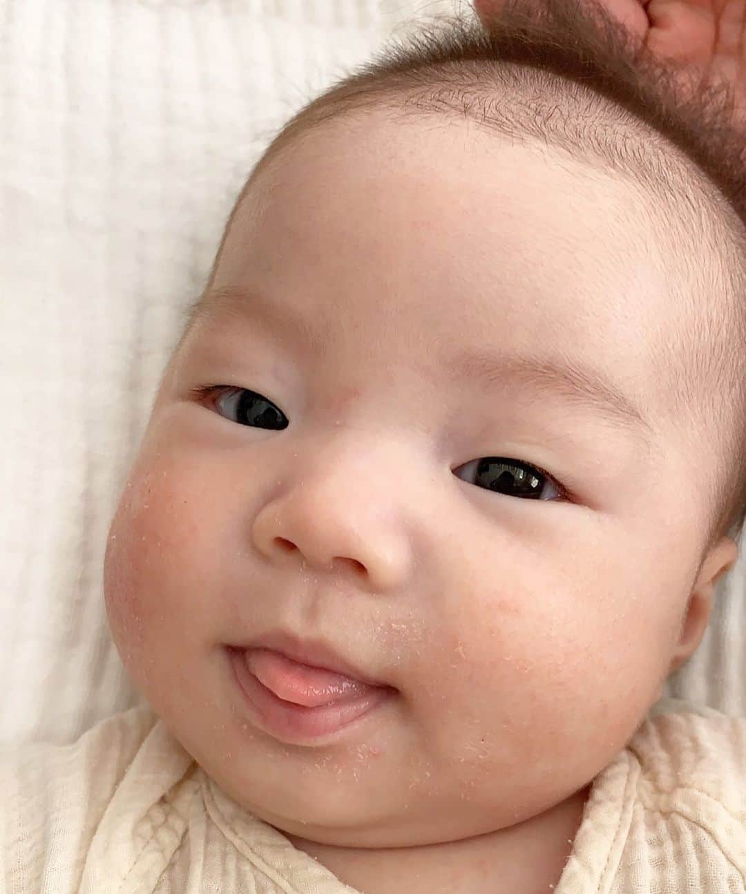 濱中鮎子のインスタグラム：「この方は元気ですが、かぁさん、最強に体調不良。 乳腺炎、前回のが軽かったな。  熱が38-39度をいったりきたり、夜中の嘔吐... 薬に頼ってますが、熱が下がらなーい🌀  #お嬢 #高熱の中の授乳のハードさ #乳腺炎 #ごはん食べられないと薬飲めない  #とぉさん休みでほんとよかった #今日はわたしの代わりにお嬢の予防接種に」