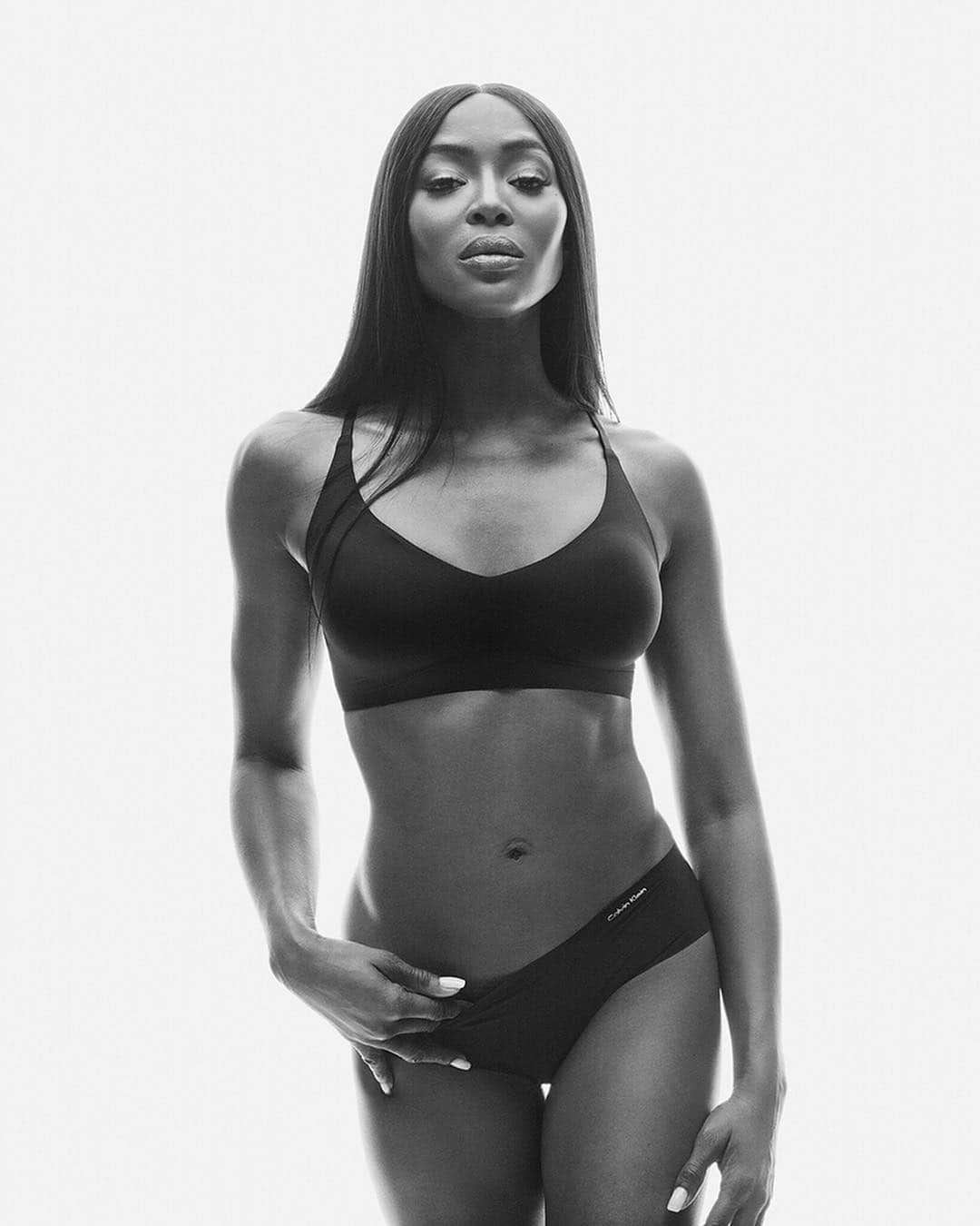 Calvin Kleinさんのインスタグラム写真 - (Calvin KleinInstagram)「Bedroom ⏩ Studio This is @naomi #IRL Shot by @studio_jackson  #NaomiCampbell does iconic in Invisibles from #CALVINKLEINUNDERWEAR.  Tap to shop 🔝 #MYCALVINS Invisibles Lightly Lined [US, EU] Invisibles Hipster [US, EU]」8月13日 9時42分 - calvinklein