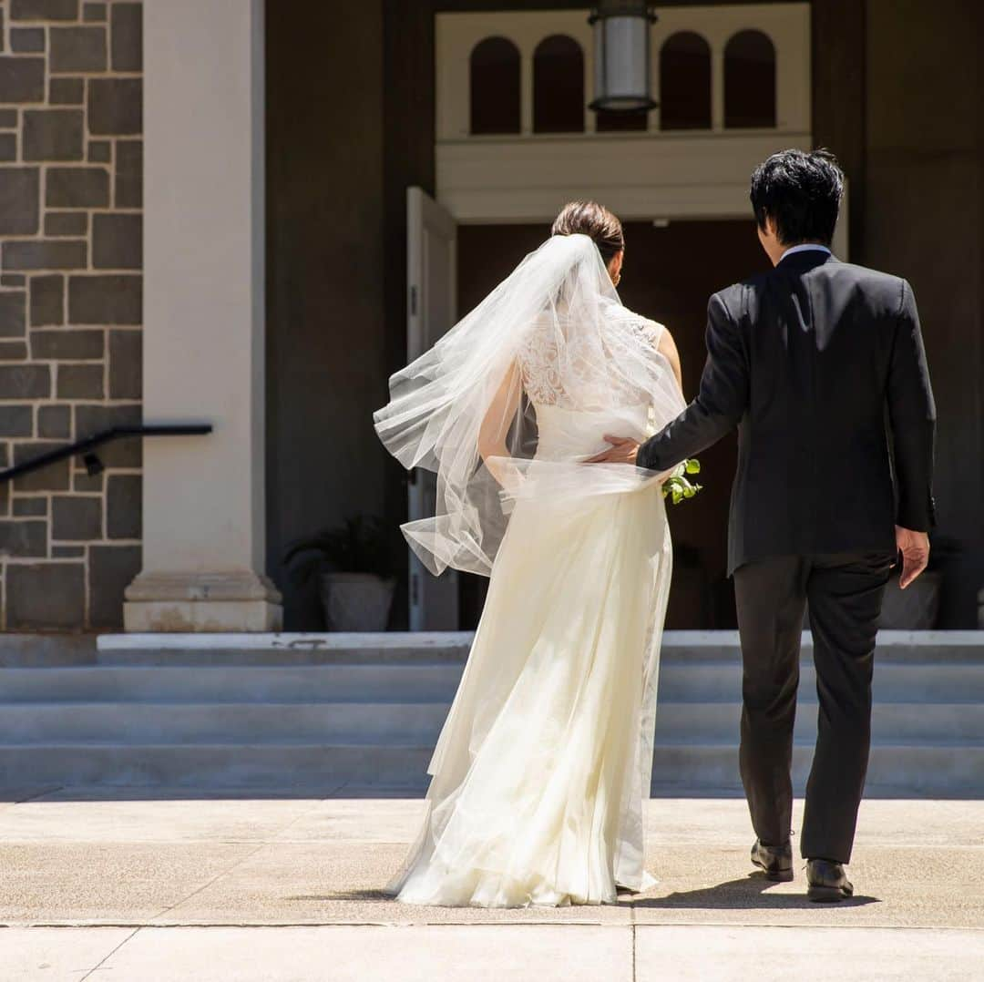 ハワイフォトウェディングのCheers Weddingさんのインスタグラム写真 - (ハワイフォトウェディングのCheers WeddingInstagram)「* ハワイのフォトツアーならCheers Wedding。 * ハワイでしか叶えられないとっておきのロケーションでおふたりならではの特別なフォトウェディングが叶います♡ * *********************** ◆教会撮影プラン＄1370〜が今なら最大390ドルOFFの$980〜で叶います！！◆. ▫︎教会使用料 ▫︎日本人アーティストによるヘアメイク. ▫︎教会への往復送迎. ▫︎人気カメラマン ▫︎撮影データ70カット以上. ▫︎100着以上から選べるウェディングドレス&タキシードレンタル. ▫︎ヘアアクセサリー ▫︎撮影小物 全て含んだパーフェクトプランです！. ※教会により会場使用料が異なります※ *********************** ◆フォトツアー8月9月直前割キャンペーン実施中！！◆ * 8月1日〜8月31日までの撮影限定、通常ビーチ撮影$690プランが$650に！！. 更にハクレイ$50相当もプレゼント！！ * 9月1日〜9月30日までの期間中撮影限定、通常ビーチ撮影$690プランが$670に！！. 更にハクレイ$50相当もプレゼント！！ * Instagram限定特典です。 * 10月11月の早割キャンペーンもSTART！ * フォトプランのご予約はプロフィール欄のURL フォトツアー公式HPからどうぞ♪ * * お問合せ・ご予約の際はこちらの記事をご覧いただいた旨お伝えくださいませ。. ※キャンペーンの併用不可 ※新規お申込みのお客様に限ります。 . *********************** 【お問合せ】  ハワイでのフォトウェディングのお問合せは プロフィール欄のURL公式HPからどうぞ♪ Cheers Wedding（チアーズウェディング） ‭cheerswedding.jp/photo/‬ ☎‭0120-128-838‬. . *********************** * ◆ハワイでの手軽&web申込のCUTEなウェディングならこちら♪ @cheers_lilii . * ◆ハワイでのフルオーダーウェディングならこちら♪ @cheers_wedding * #チアーズウェディング #チアーズウエディング  #ハワイウェディング #ハワイウエディング #フォトウェディング #リゾートウェディング　 #フォトツアー #ハワイ旅行 #ハワイ挙式 #ハワイ婚 #cheerswedding  #hawaiiwedding #フォトシューティング #日本中のプレ花嫁さんと繋がりたい #ウェディングニュース #プレ花嫁　#卒花嫁 #前撮り　#結婚準備 #ハワイフォトツアー #ハワイプロデュース #ウエディングフォト #フォトウェディング #ロケーションフォト #ハワイ #photowedding #weddingphotos #フォトジェニック #教会撮影 #セントラルユニオン中聖堂」8月13日 9時37分 - cheers_photowedding