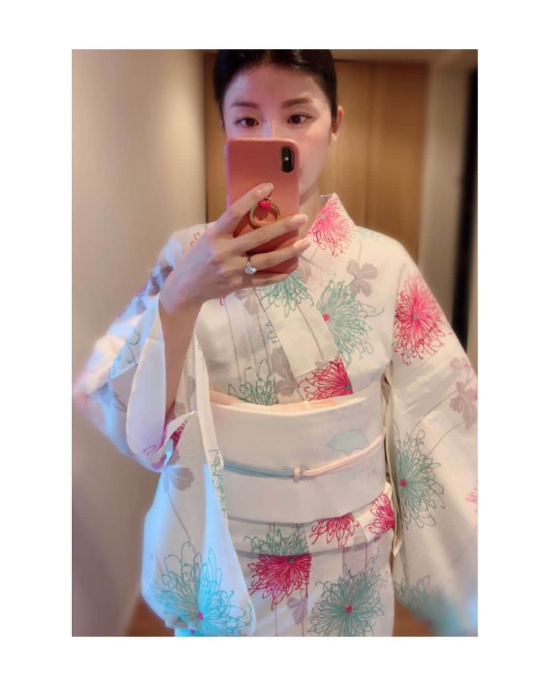 川村亜紀さんのインスタグラム写真 - (川村亜紀Instagram)「浴衣にもイルカちゃんの夏帯を合わせて🐬 大好きなものを身に付けられて幸せです。  #歌舞伎 をはじめ #お着物 や #日本の伝統 が長く守られ受け継がれますように。 #kimono #kimonocordinate #japanesekimono #japanesetradition #beautifultradition #lovekimono  #instakimono  #お着物 #お着物コーディネイト #日本の伝統 #守るべきもの #夏のお着物 #浴衣 #浴衣コーディネイト #帯とお着物 #帯締めと帯揚げ #お草履とバッグ #帯留め #組み合わせが楽しい  #世界に一つだけの帯 #お誂え #オリジナル #私の大切な帯 #絽塩瀬 #絽塩瀬の帯 #染帯 #亜紀の和装記録」8月13日 9時37分 - _aki1015_