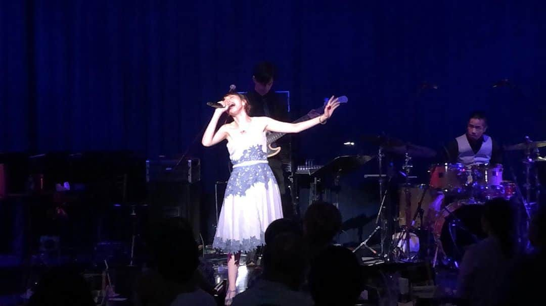 平野綾さんのインスタグラム写真 - (平野綾Instagram)「AYA HIRANO﻿ 1st Musical Concert 2019﻿ 〜Starry✴︎Night〜﻿ ﻿ billboard Osaka﻿ ﻿ ﻿ 横浜公演が終わりその日のうちに大阪へ。﻿ 2日間歌いっぱなし4公演(アニメLIVEもあったので)に少しドキドキしていましたが、﻿ はじめからもっと自分を信じるべきでした。﻿ ﻿ 声、とんでもなく出ました。﻿ ﻿ 昔から気力が体力を上回るので後でガタが来ることが以前はよくあったのですが、﻿ 舞台をやるようになってから、そこのバランスはきちんと取れるようになり、﻿ 無理のないパフォーマンスができるようになりました。﻿ NYで学んでいることも大きい。﻿ ﻿ ﻿ とにかく絶好調の1公演目に、﻿ 大阪の暖かいお客さまが応えてくださった、﻿ 本当に楽しいLIVE空間になりました✨﻿ ﻿ ありがとうございました⭐️﻿ ﻿ ﻿ 1公演目はちょっと攻めの肩出しドレス❤️﻿ ﻿ ﻿ #ayahirano1stmusicalconcert2019starrynight #starrynight﻿ #ayahirano #平野綾」8月13日 15時14分 - a_ya.hirano