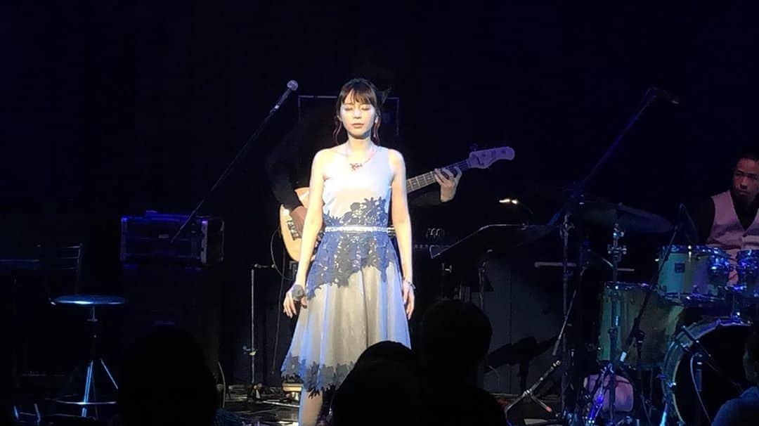 平野綾さんのインスタグラム写真 - (平野綾Instagram)「AYA HIRANO﻿ 1st Musical Concert 2019﻿ 〜Starry✴︎Night〜﻿ ﻿ billboard Osaka﻿ ﻿ ﻿ 横浜公演が終わりその日のうちに大阪へ。﻿ 2日間歌いっぱなし4公演(アニメLIVEもあったので)に少しドキドキしていましたが、﻿ はじめからもっと自分を信じるべきでした。﻿ ﻿ 声、とんでもなく出ました。﻿ ﻿ 昔から気力が体力を上回るので後でガタが来ることが以前はよくあったのですが、﻿ 舞台をやるようになってから、そこのバランスはきちんと取れるようになり、﻿ 無理のないパフォーマンスができるようになりました。﻿ NYで学んでいることも大きい。﻿ ﻿ ﻿ とにかく絶好調の1公演目に、﻿ 大阪の暖かいお客さまが応えてくださった、﻿ 本当に楽しいLIVE空間になりました✨﻿ ﻿ ありがとうございました⭐️﻿ ﻿ ﻿ 1公演目はちょっと攻めの肩出しドレス❤️﻿ ﻿ ﻿ #ayahirano1stmusicalconcert2019starrynight #starrynight﻿ #ayahirano #平野綾」8月13日 15時14分 - a_ya.hirano