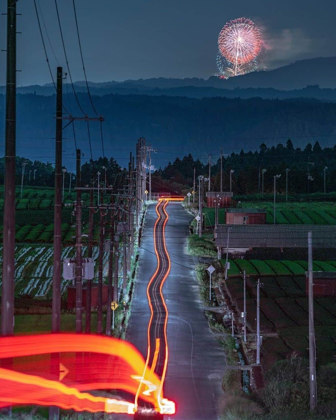 関西電力株式会社さんのインスタグラム写真 - (関西電力株式会社Instagram)「三重県伊賀市で開催される「伊賀市(忍者市)市民花火大会」。 2019年は忍者市をテーマに約1,600発の花火が打ち上げられました。 来年も花火大会が実施される際は、夏の訪れを感じに足を運んでみてくださいね。  忍者で知られる三重県伊賀市は、忍者以外にも魅力あふれる観光スポットや自然がたくさん。 夏休みのおでかけ先候補にいかがでしょうか。 ※写真は今年開催の花火です . #花火 #花火大会 #fireworks #夏の思い出 #夏 #花びら大回転2019 #打ち上げ花火 #日本の夏 #夏の風物詩 #レーザービーム #光跡#三重県 #visitmie #kankomie #伊賀市市民花火大会 #伊賀市 #日本の風景 #ダレカニミセタイケシキ#広がり同盟 #bestphoto_japan #instagramjapan #ファインダーは私のキャンバス #景色最高 #tripgramjp #写真は心のシャッター #その旅に物語を#best_moments_shots #日帰り旅行#小旅行お写んぽ」8月13日 15時14分 - kanden.jp