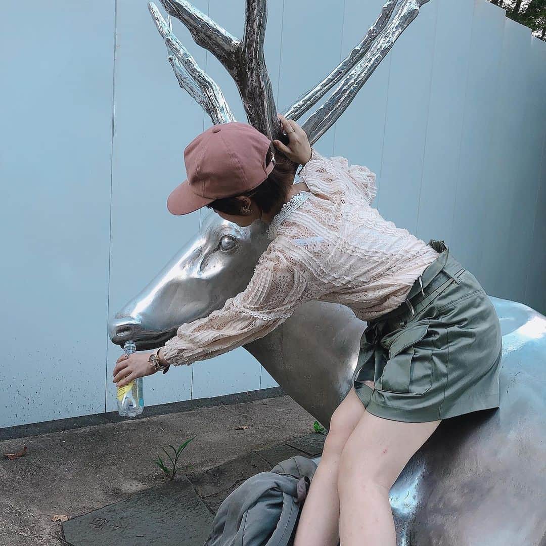 安住麻里さんのインスタグラム写真 - (安住麻里Instagram)「森の奥にて お供と戯れの時  #多摩動物公園 #オブジェ #シカ #動物園」8月13日 15時10分 - azumari12