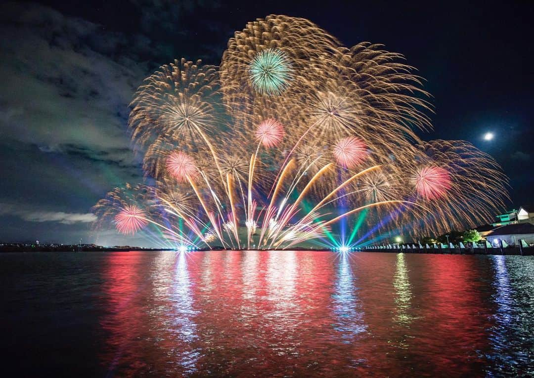 滋賀県長浜市さんのインスタグラム写真 - (滋賀県長浜市Instagram)「長浜・北びわ湖大花火大会🎇 今年は県内初の試みとして、ビームライティングと花火のコラボ✨ 約1万発の花火が夜空と湖面を彩りました✨  #長浜ちょぴっく #しがトコ #広報ながはま #花火 #夏 #風物詩 #きれい #夜景 #花火大会 #japan #nagahama #shiga #fireworks #琵琶湖 #風景 #landscape #picoftheday #photo #写真 #photographer #ig_japan #instagood #instagramjapan #日本の夏 #nightview #ビームライディングと花火 #ビームライティング」8月13日 9時50分 - nagahama_city