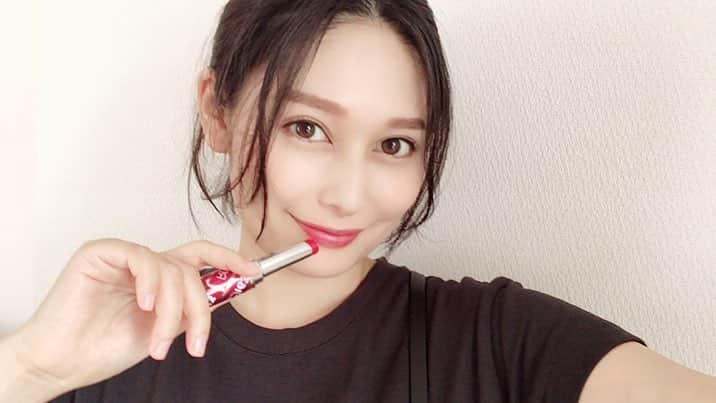 佐藤乃莉さんのインスタグラム写真 - (佐藤乃莉Instagram)「こびたんにもらた 赤リップにメロメロ💋  #makeup#赤リップ#gift#shuuemura」8月13日 9時43分 - nori_sato_
