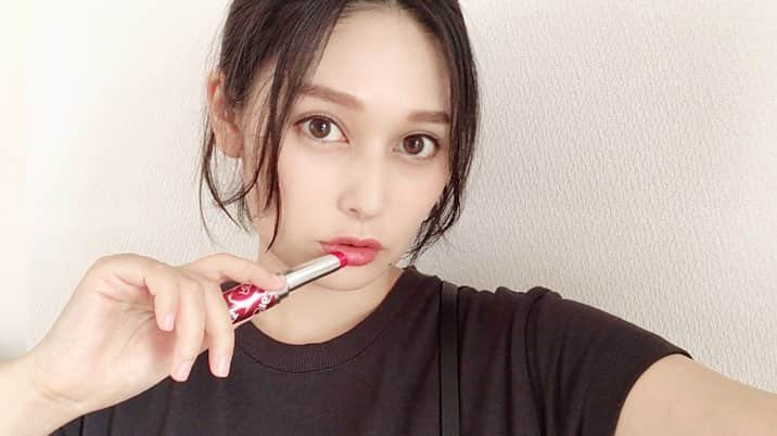 佐藤乃莉さんのインスタグラム写真 - (佐藤乃莉Instagram)「こびたんにもらた 赤リップにメロメロ💋  #makeup#赤リップ#gift#shuuemura」8月13日 9時43分 - nori_sato_