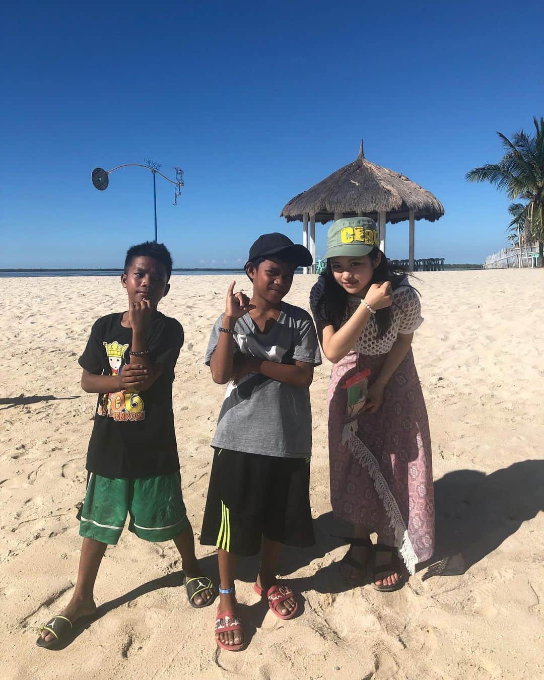石井美音奈のインスタグラム：「Philippinesでお友達になった子😀 小学生だから元気で一緒の遊んでもらったよ！  タガログ語も教えてもらった！ 「Guwapa .Guwapo 」  あげられてない写真上げていこうかな！」
