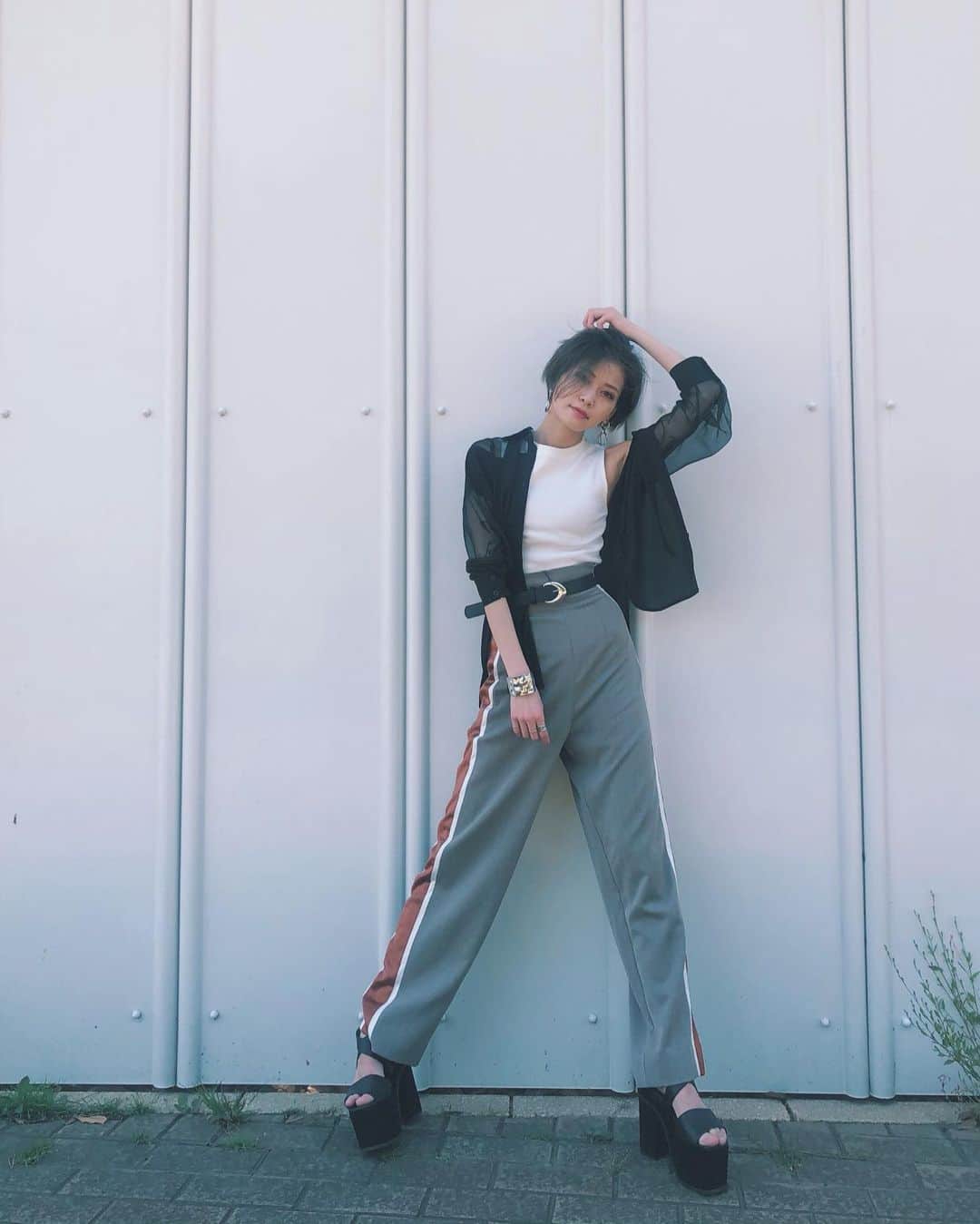kazuki youdaのインスタグラム：「_  昨日お家の服整理してたら 見事にまっくろすぎて ホワイトのインナー捨てたか、 なくなったのか1枚もなくてw タンクホワイト買っとこかな🤔 シャツとタンクは発売中☝️💗 TOPのURLから詳細見れるヨ❤️ _  @emoda_snap  @emoda_official  #EMODA」