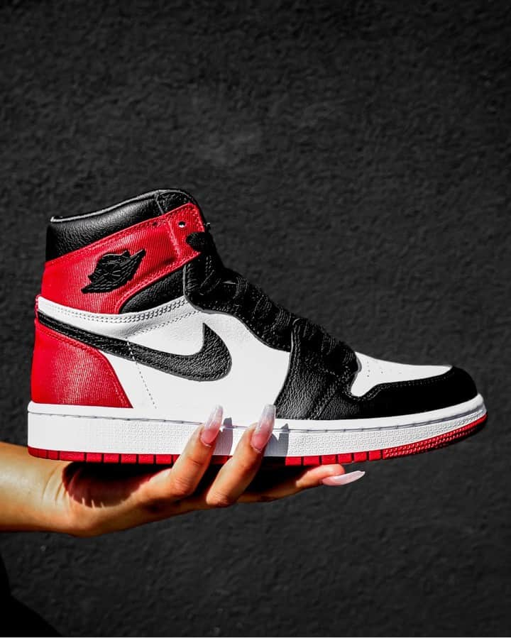 Foot Lockerさんのインスタグラム写真 - (Foot LockerInstagram)「Dressed up with everywhere to go. WMNS #Jordan Retro 1 High OG 'Satin Black Toe' Launching 8/17, In-Store and Online」8月13日 9時50分 - footlocker