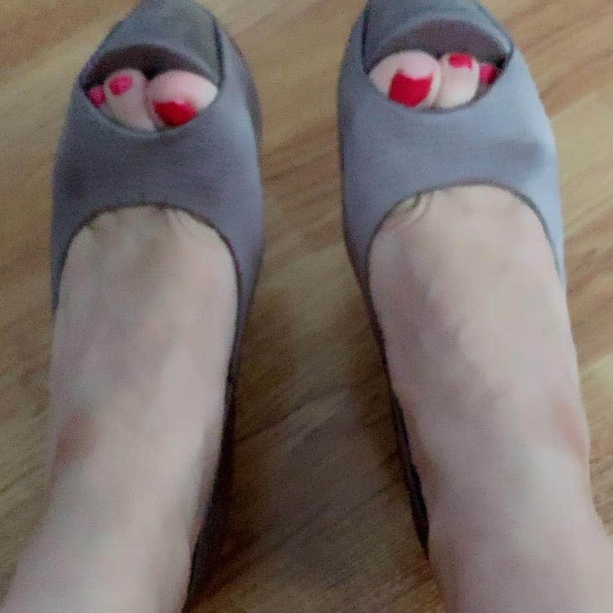 ターニャ・テイトさんのインスタグラム写真 - (ターニャ・テイトInstagram)「Does anyone know which scene/ fan convention/ awards show I've worn these shoes in? First person to give me the exact URL link or image of me wearing them will get a free selfie sent to them. 👠👠」8月13日 9時50分 - tanyatate
