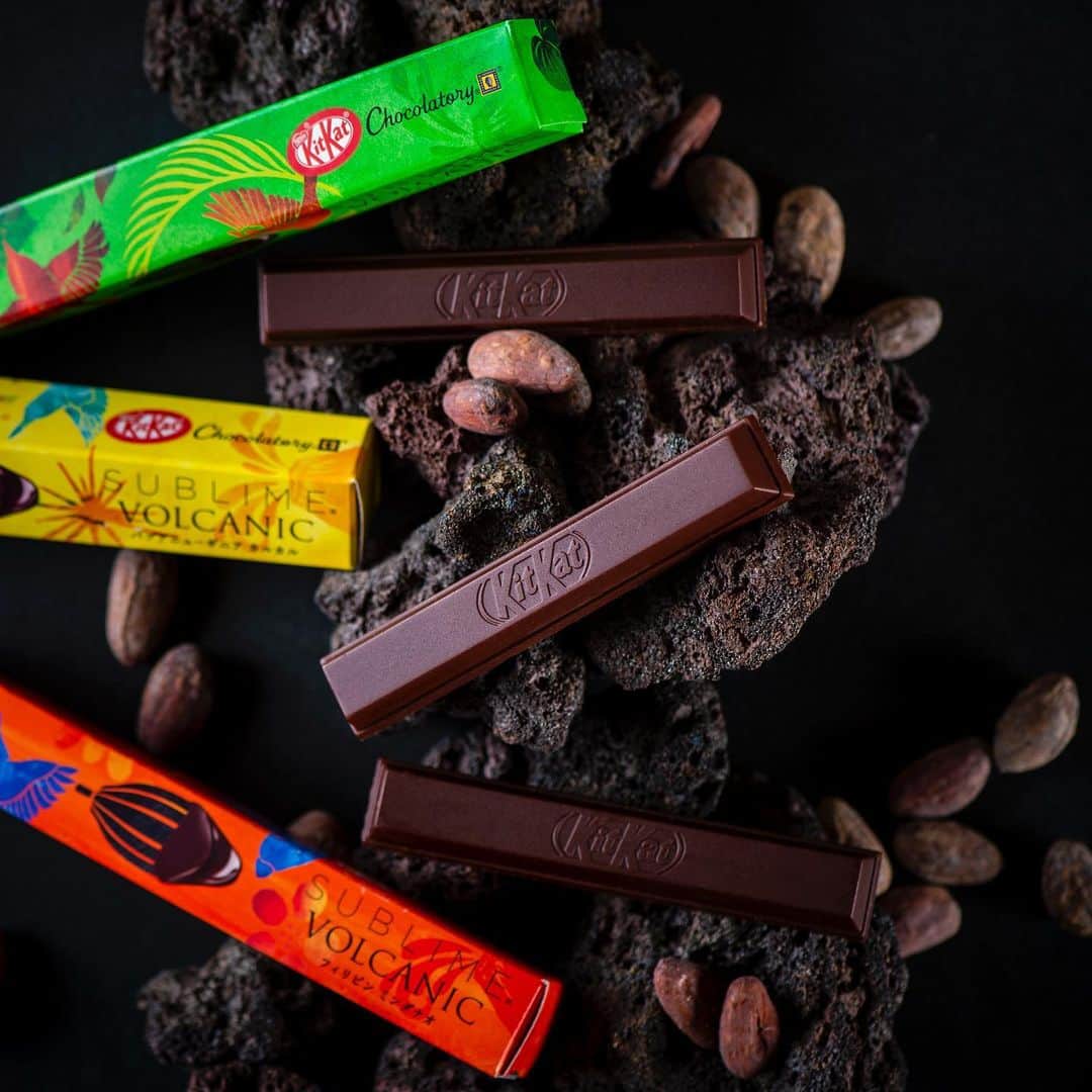 KITKAT Chocolatoryさんのインスタグラム写真 - (KITKAT ChocolatoryInstagram)「＼【火山島の神秘】”サブリム ボルカニック”／﻿ ﻿ “ボルカニック チョコレート”は、火山島の豊かな大地に育まれた希少なカカオから生まれました❗️﻿ ﻿ 火山の豊かな土壌が創り出したその味わいは、独特の果実味と酸味を特徴とする力強さを感じる味わい🌋﻿ ﻿ 夏の暑さに負けずにいつも頑張ってるあの人に、いつもの感謝を込めて贈ってみませんか？🎁﻿ ﻿ ﻿ ﻿ ﻿ ﻿ ﻿ ﻿ #キットカット#キットカットショコラトリー#ショコラトリー#ボルカニック#ボルカニックチョコ#カカオ#チョコレート#チョコ#チョコ好き#チョコレート好き#チョコレート大好き#スイーツ#おやつ#お菓子#kitkat#kitkatchocolatory#haveabreak#chocolate#sweets#japan#奇巧巧克力﻿」8月13日 9時52分 - kitkat_japan_official