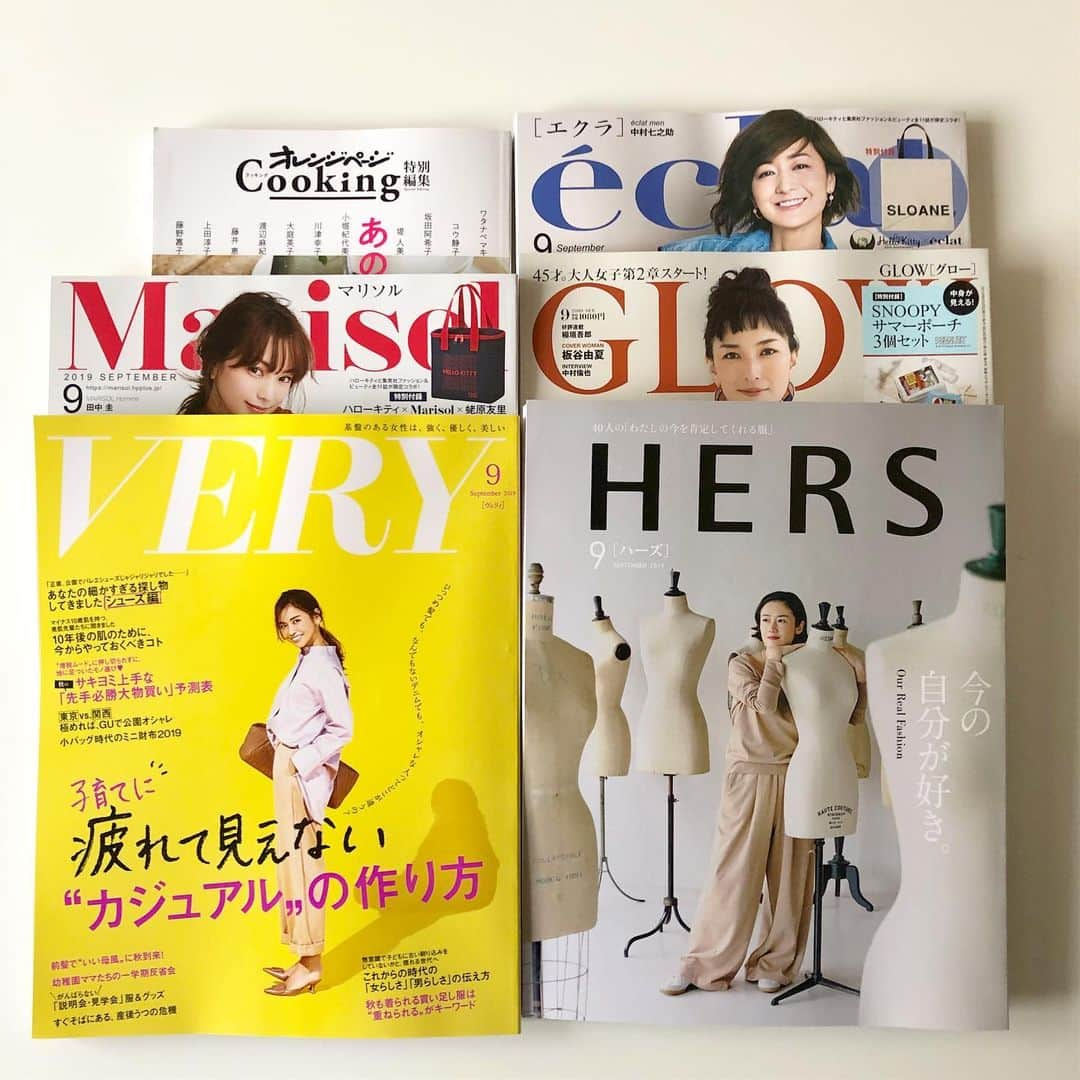 小堀紀代美さんのインスタグラム写真 - (小堀紀代美Instagram)「発売中の掲載誌のお知らせです📙  エクラ @eclat.magazine  食前と食後のフルーツを。ドリンクやデザートなど7品  マリソル @marisolmagazine  サマードレッシング&サラダ の展開で11品  グロー  @glow_tkj  連載 ラクラク10分レシピ 2品  VERY @veryweb.jp は和えるだけパスタ8品  レッスンで人気だったタコとレモンのパスタも載っています。  オレンジページクッキング @orangepagecooking  特別編集では、鍋料理2品  オレンジページ @orangepage_mag では台湾風デザートとドリンクを。  ハーズ @hers_web では、ファッションページに😆 カメラマンさんに「小堀さんファッションの依頼うけるんですか？！」と🙄  よい記念になりました！ （ステキな大人の女性の方がたくさん！じっくり読みたいと思います。ページをめくると心友のなっちゃん  こと、小島奈津子ちゃん  @kojimanatsuko_official も。なんだかうれしい。お料理上手のなっちゃんのお弁当いつもおいしそうですよー。） そして、モアナですが、何度も危機を乗り越え奇跡をおこしています。（内臓破裂の出血、血圧も下がりショック状態になったり）いま、私たち人間同様に手厚く治療していただき、クダを通して食事やクスリを摂取しています。倒れた日から1カ月、、、病院に行かなかった日がないくらいでしたが、少し落ち着きました。  モアナの生きたい気持ちはすごいんです！ 先生もビックリ！ 角膜は破れ目が出ちゃう👀 歩くのはちょっとよろっと、でもお水ちょうだいー！行くなー！と、１日の大半は寝ていますが、意思表示はいつも通り元気のモアナです。心配してくださったみなさま、ありがとうございます♡  倒れる少し前の元気なモアナが、オルビスのWEBサイト @orbis_jp の 読みもの  日々ここちよく  に掲載していただいています。」8月13日 10時01分 - likelikekitchen