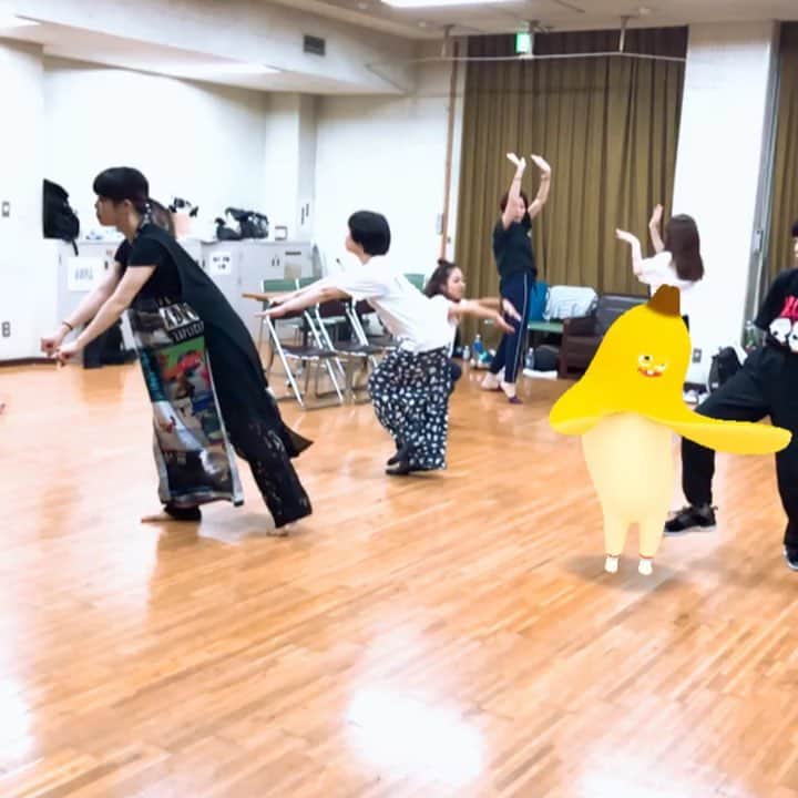 相馬有紀実のインスタグラム：「舞台『200億の電波』稽古休憩中にて。優しいダンサーさんたちがバナナと踊る動画遊び一緒にしてくれました（笑）。最後のバナナのところに注目です（´-`） #舞台  #舞台稽古 #動画 #200億の電波  #ご予約受付中」