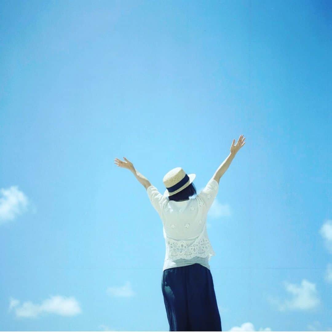 ゆうゆのインスタグラム：「2019.08.13﻿ ﻿ gᵒᵒᒄ  ᔿᵒʳᐢⁱᐢg *⿻｡* . ﻿ ﻿ ﻿ 晴れたーーー﻿ ってポーズ。﻿ ﻿ もちろん私がやらせました笑﻿ ﻿ ﻿ ﻿ 沖縄の旧盆も今年は日程が全国的に同じ﻿ 今日はうんけー ﻿ 私は遊びに行ってきますっ。﻿ ﻿ ﻿ ﻿ _________________________________________________｡ஐஃ﻿ ______________﻿ ﻿ #hassleblad500cm﻿ #okinawa」