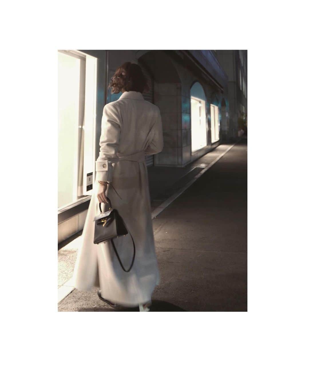 JUNNAのインスタグラム：「@etretokyo winter pre order. - ご予約期間 - 8/8(木) 12:00 - 8/14(水)23:59 ・ 昨年もご好評いただいた #スーパーロングチェスターコート の2019年版❤️ ETRÉ TOKYOを代表する名品。 昨年は2度の再販後も再販リクエストの絶えなかった 1番人気の  #エトレコート 昨年買い逃してしまった方は是非この機会にご予約下さい。  outer/#サイドスリットロングチェスター  8/8発売 Knitdress/#ミリタリースリットロングトップス 8/8発売 boots/#センターシームショートブーツ  3色展開9月発売 pierce・bangle/ #loewe #ロエベ bag/ #hermès #エルメス ※コートはサンプルの為Mサイズを着用しておりますが、 私はSを予約しました。 Mは156cmの私のですとヒール無しでは擦る丈です。 S は156cmの私が裸足着用でマキシ丈です。 #junna👠 #156cm #etretokyo #2019ETREaw #only」