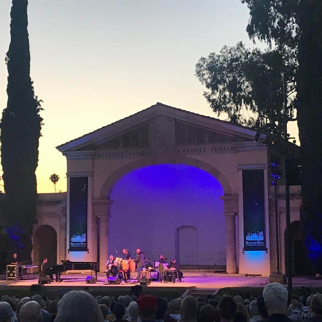 アメリカ大使館さんのインスタグラム写真 - (アメリカ大使館Instagram)「レッドランズボウル🎻(Redlands Bowl) 1923年に建てられた野外シアターは、とても優雅な気分でステキな夜を過ごすことができます。 気候も気持ちの良い南カリフォルニアの夏の夜に是非訪れてみて欲しい‼️ ちなみに、ここは東京都日野市の姉妹都市なんだそうですー . #usa #america #studyabroad #livinginamerica #california #westcoast #livemusic #outside #theater #summerconcert #アメリカ #留学 #アメリカ生活 #西海岸 #野外シアター #夏の夕暮れ #カリフォルニア #redlandsca #姉妹都市 #日野市」8月13日 10時12分 - usembassytokyo