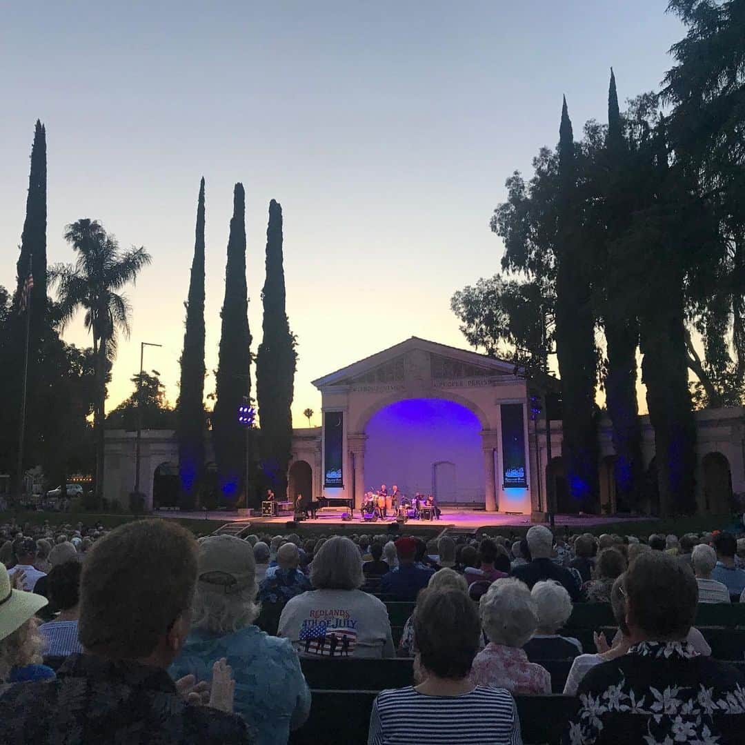 アメリカ大使館さんのインスタグラム写真 - (アメリカ大使館Instagram)「レッドランズボウル🎻(Redlands Bowl) 1923年に建てられた野外シアターは、とても優雅な気分でステキな夜を過ごすことができます。 気候も気持ちの良い南カリフォルニアの夏の夜に是非訪れてみて欲しい‼️ ちなみに、ここは東京都日野市の姉妹都市なんだそうですー . #usa #america #studyabroad #livinginamerica #california #westcoast #livemusic #outside #theater #summerconcert #アメリカ #留学 #アメリカ生活 #西海岸 #野外シアター #夏の夕暮れ #カリフォルニア #redlandsca #姉妹都市 #日野市」8月13日 10時12分 - usembassytokyo