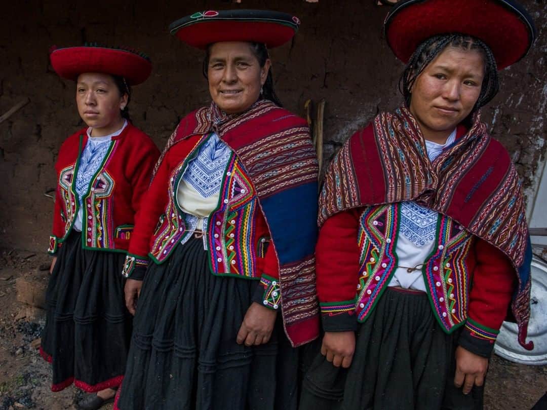 National Geographic Travelさんのインスタグラム写真 - (National Geographic TravelInstagram)「Photo by @bethjwald | Traditional Quechua weavers from the Andean village of Chinchero stand together during a gathering at a weaving cooperative in the Sacred Valley outside of Cusco, Peru. Through their weaving, they are both maintaining traditions and developing a sustainable business for their community. For many Andean peoples in South America, August is a time to celebrate and honor the life-giving power of Pachamama or Mother Earth. So this month I am celebrating the enduring culture and legacy of Andean peoples of the Americas, and all indigenous peoples across the world who honor, worship and strive to live in harmony with the natural world and who understand that by taking care of the earth, her bounty will sustain us. It is something we should all be more mindful of, and we should all work harder to care for our one mother, this fragile, beautiful earth. For more photos of environment and culture on this month of Mother Earth, follow me at @bethjwald  #motherearth #chinchero #quechua #honorourmother  #pachama」8月13日 10時13分 - natgeotravel