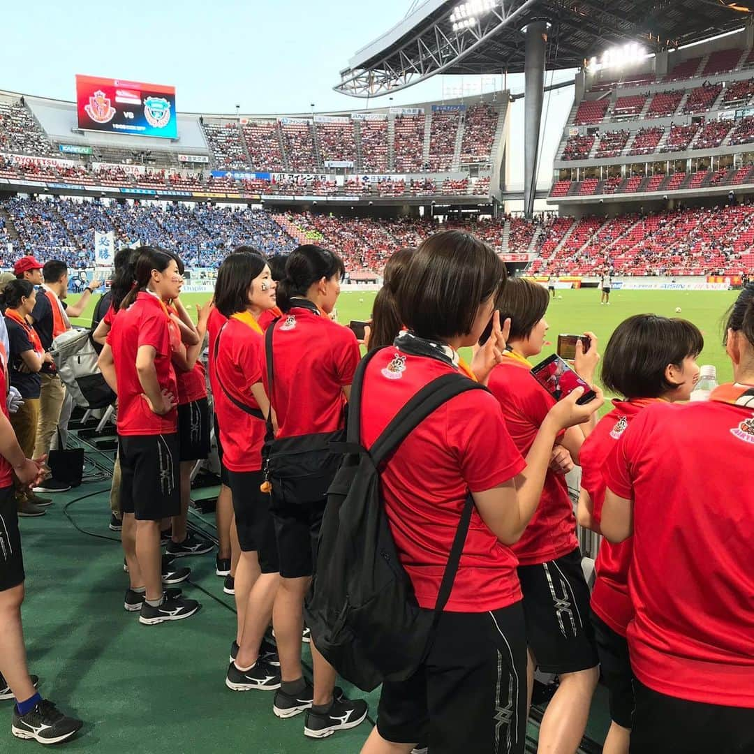 早坂梢依さんのインスタグラム写真 - (早坂梢依Instagram)「8月10日に名古屋グランパスと川崎フロンターレの試合を観戦させていただきました⚽️⭐️ 試合前のイベントにはたくさんの方が参加していただき 嬉しかったです❤︎ 試合前のピッチ見学も、見たことのない景色ですごかった🤦‍♀️ 人生初のサッカー観戦だったけど、会場の一体感、サポーターの熱い応援とそれに応える選手の熱いプレーが本当に魅力的で最高でした🙌 結果は3-0🤘⭐️ いい刺激を受け、いい経験をさせていただきました(^^) ありがとうございました。 私達もリーグまであと61日！！！ 頑張るぞ〜💪 #名古屋グランパス #デンソーエアリービーズ  #グランパスくん #グララちゃん #ぶんぶん #volleyball」8月13日 10時15分 - kozue_hayasaka