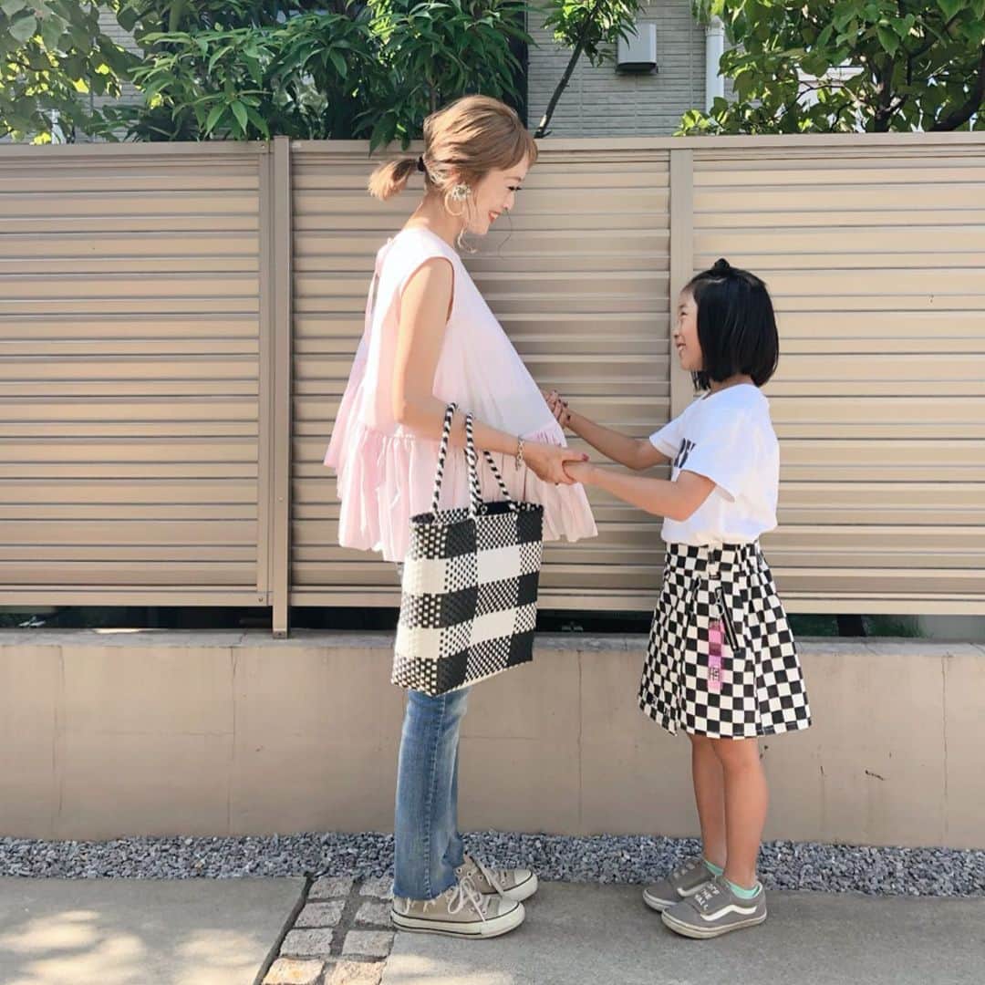 のインスタグラム：「〻mint green〻 ・ ・ ・ 妊婦の時に撮ってた写真がまだあった🤰🏻 ・ 体が軽くなって、しゃがんだり布団の中で伸びが出来るようになってスッキリ😂(妊娠中は伸びをすると足がつってたからやれなかった) ・ 子宮の収縮が早かったみたいで、後陣痛はキツイし、下の縫った所も痛くて座るのも嫌だったけど産後8日目ぐらいから楽になってきた〜✨ ・ おっぱいもあまり張らなくなったし順調に回復中◎ ・ 体重はあと3㌔くらい戻ってないけど、母乳のためにももりもり食べてる🍚😋 ・ ・ ・ 娘はこういうダンスする子が着てるような服が好きで、ずっと憧れてた @lovetoxic_official デビューしたよ😆 ・ 140からのサイズ展開だから無理かなーと思ってたけどスカートを試着してみたら大丈夫だった👌 ・ そして合わせた靴下は @tabio.jp のもので最近ハマってるミントグリーン。品番:013122220 ・ ネイルもこの色💅🏼✨ ・ 私はお気に入りの @mite__official のノースリ♡♡ほんとこれ可愛い〜☺︎ ・ ・ ・ 👩 tops▶ @mite__official bottoms▶ @chocoa_official bag▶ @polkapolka_zakka piece▶ @m.noripeee ・ 👧 tops▶ @hiand_official bottoms▶ @lovetoxic_official socks▶ @tabio.jp ・ ・ ・ #ファッション#コーデ#fashion#ママ#プチプラコーデ#大人カジュアル#ヘアアレンジ#大人可愛い#ジユジョ #lucrajp#シンプルコーデ#158cmコーデ #158cm #マタニティコーデ #夏コーデ#ぷんにー#妊娠10ヶ月#mamagirl#ママリ#ママリファッション#locari#ラブトキ#お洒落さんと繋がりたい#ママコーデ#tabio#tabio_ec #令和ベイビー」