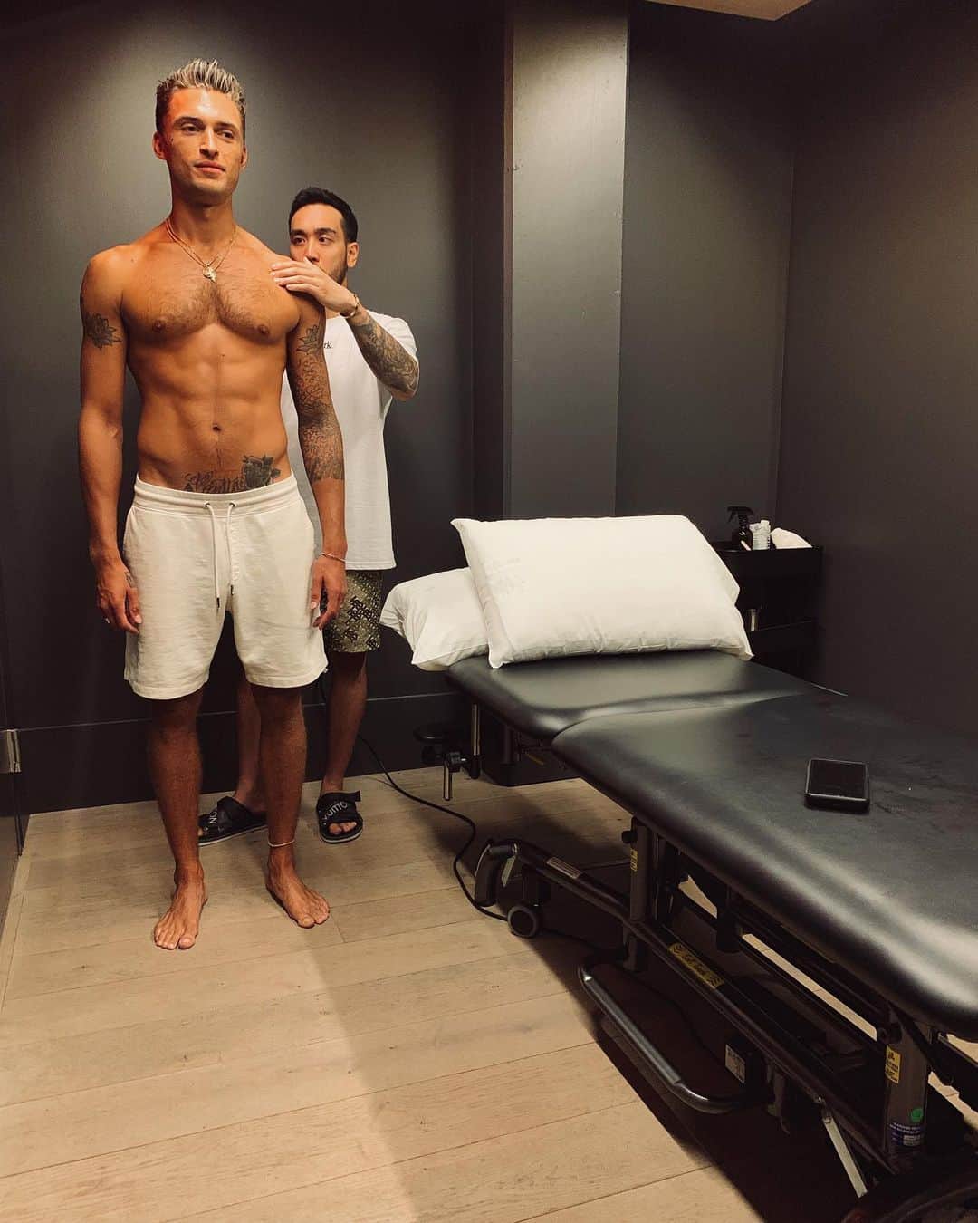 ハーベイ・ニュートン・ヘイドンさんのインスタグラム写真 - (ハーベイ・ニュートン・ヘイドンInstagram)「now, I take working out seriously...maximum effort all the time every time but something I am yet to really delve deep into is the aftercare of working out. stretching before and after, fixing my posture throughout the day, walking and standing correctly on my feet are all things to work on constantly for me. stopping in at @myodetox was an eye-opener, not just because of the excruciating pain but because of minor bodily adjustments I can make that can benefit me almost immediately. your body is your temple, look after it ... 🏛 . 🏛 . 🏛」8月13日 10時25分 - harveynh