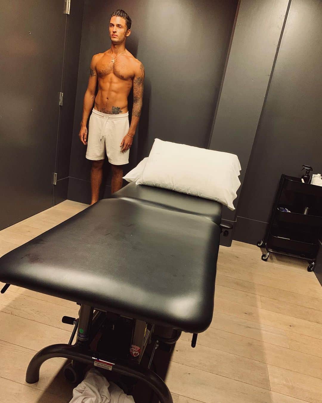 ハーベイ・ニュートン・ヘイドンさんのインスタグラム写真 - (ハーベイ・ニュートン・ヘイドンInstagram)「now, I take working out seriously...maximum effort all the time every time but something I am yet to really delve deep into is the aftercare of working out. stretching before and after, fixing my posture throughout the day, walking and standing correctly on my feet are all things to work on constantly for me. stopping in at @myodetox was an eye-opener, not just because of the excruciating pain but because of minor bodily adjustments I can make that can benefit me almost immediately. your body is your temple, look after it ... 🏛 . 🏛 . 🏛」8月13日 10時25分 - harveynh