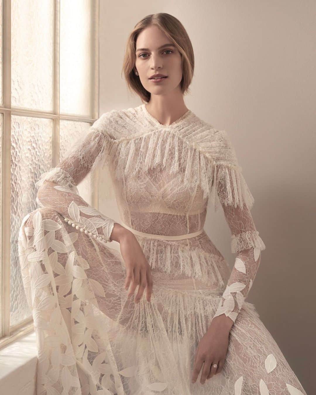 Steven Khalilさんのインスタグラム写真 - (Steven KhalilInstagram)「Our lace Greta Gown featured in this month’s @voguebridesaustralia. Photo @hollywardstudio Styling @kate_darvill #StevenKhalil #StevenKhalilBride」8月13日 10時26分 - steven_khalil