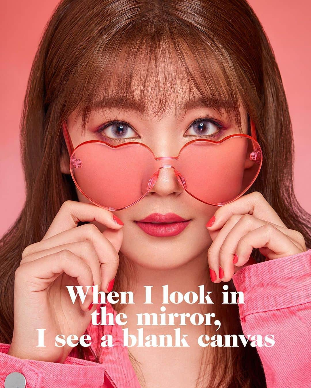 M·A·C Cosmetics Hong Kongさんのインスタグラム写真 - (M·A·C Cosmetics Hong KongInstagram)「“When I look in the mirror, I see a blank canvas” 魔鏡魔鏡，邊支 #愛你唇膏 襯我最靚？ @Feannasswag 就揀咗櫻桃珊瑚色嘅 #MyLittleSecret 嚟展現佢嘅熱情洋溢。即刻同 @Feannasswag 一齊搵出心水唇色，用 #愛你唇膏 填滿你嘅內心畫布💄 Product Used:  Lips –  #愛你唇膏 #LoveMeLipstick in #418 #MyLittleSecret - HK$160 Eyes –  #MACGirls #MischiefMinxPalette - HK$445 #MACSingleEyeshadow in #SushiFlower – HK$160 Face –  #MACExtraDimensionSkinFinish in #DoubleGleam – HK$320 即刻follow @maccosmeticshk ，追看#愛你唇膏 嘅彩妝分享！ #愛你唇膏 #酷愛自己 #MACLOVEME #MACHongKong “When I look in the mirror, I see a blank canvas” Mirror, mirror on the wall, get ready for the prettiest of them all! Just like @feannasswag, paint your own blank canvas with the bold shades of the all new Love Me Lipstick! Feanna chose the bright pink coral lipstick #MyLittleSecret to show her fearless and passionate attitude, what will you choose?💄 Follow @maccosmeticshk NOW for more exciting news of Love Me Lipstick!」8月13日 10時21分 - maccosmeticshk