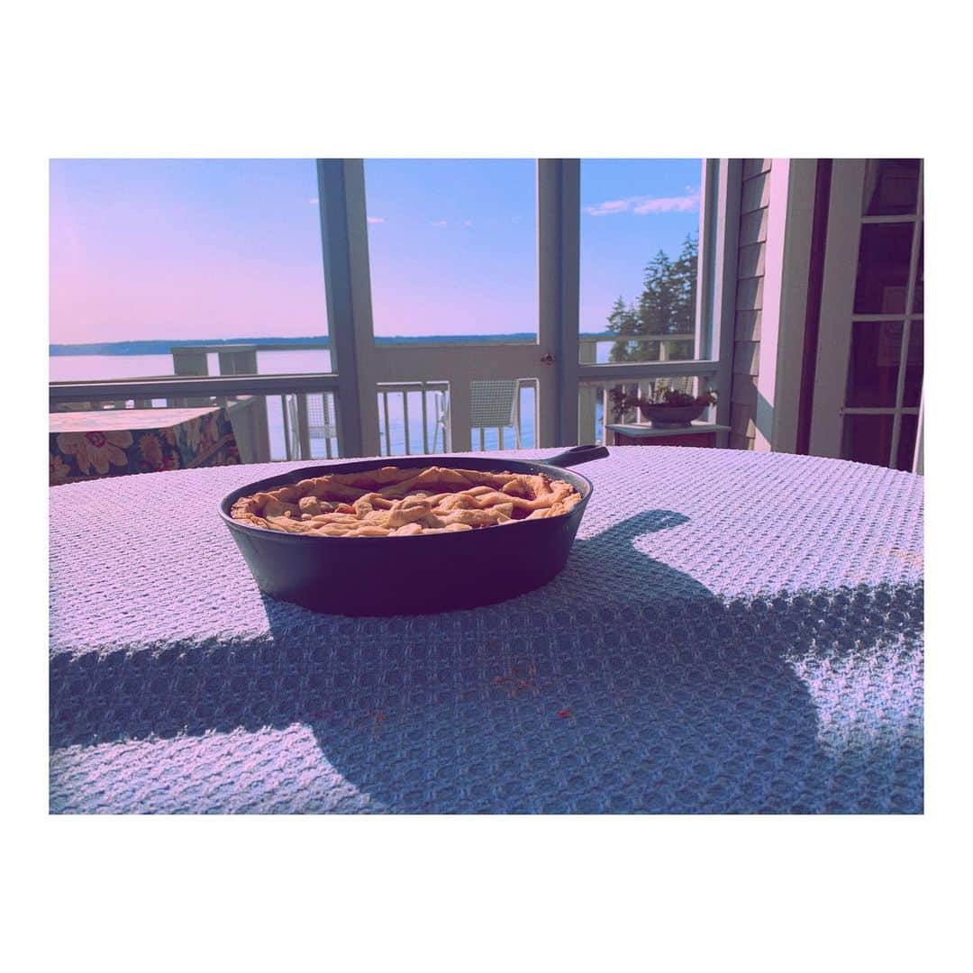 ブリジット・メンドラーのインスタグラム：「Give yourself permission to slow down the racing thoughts and enjoy a slice of peach pie 🌊」