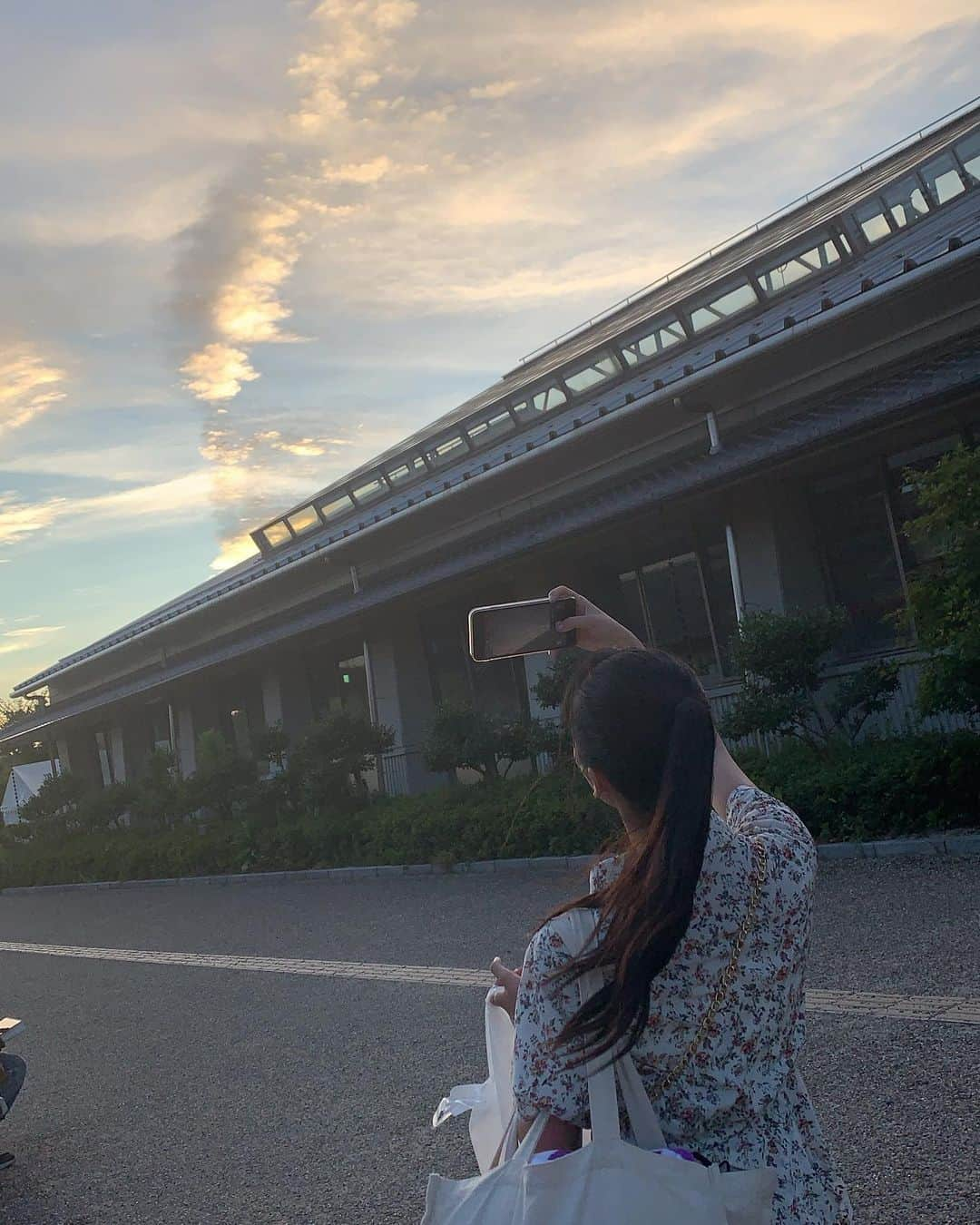 ゆりのインスタグラム：「滋賀県ありがとうございました🙇🏼‍♂️ 本当に空綺麗だなぁ✨  この写真もえちゃんが撮ってくれたの🍒 お気に入り💗  #ロザリオクロス#滋賀#空#綺麗」