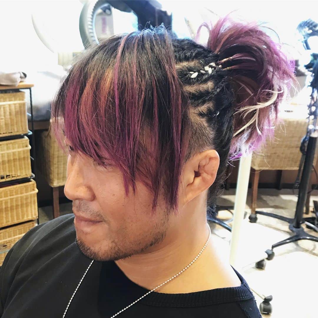 棚橋弘至さんのインスタグラム写真 - (棚橋弘至Instagram)「8月7日。 #hairstyle 。紫シャンプーと紫トリートメントを間違えて、髪の毛が紫になってしまった💦 #凡ミス #逸嬢」8月13日 10時43分 - hiroshi_tanahashi