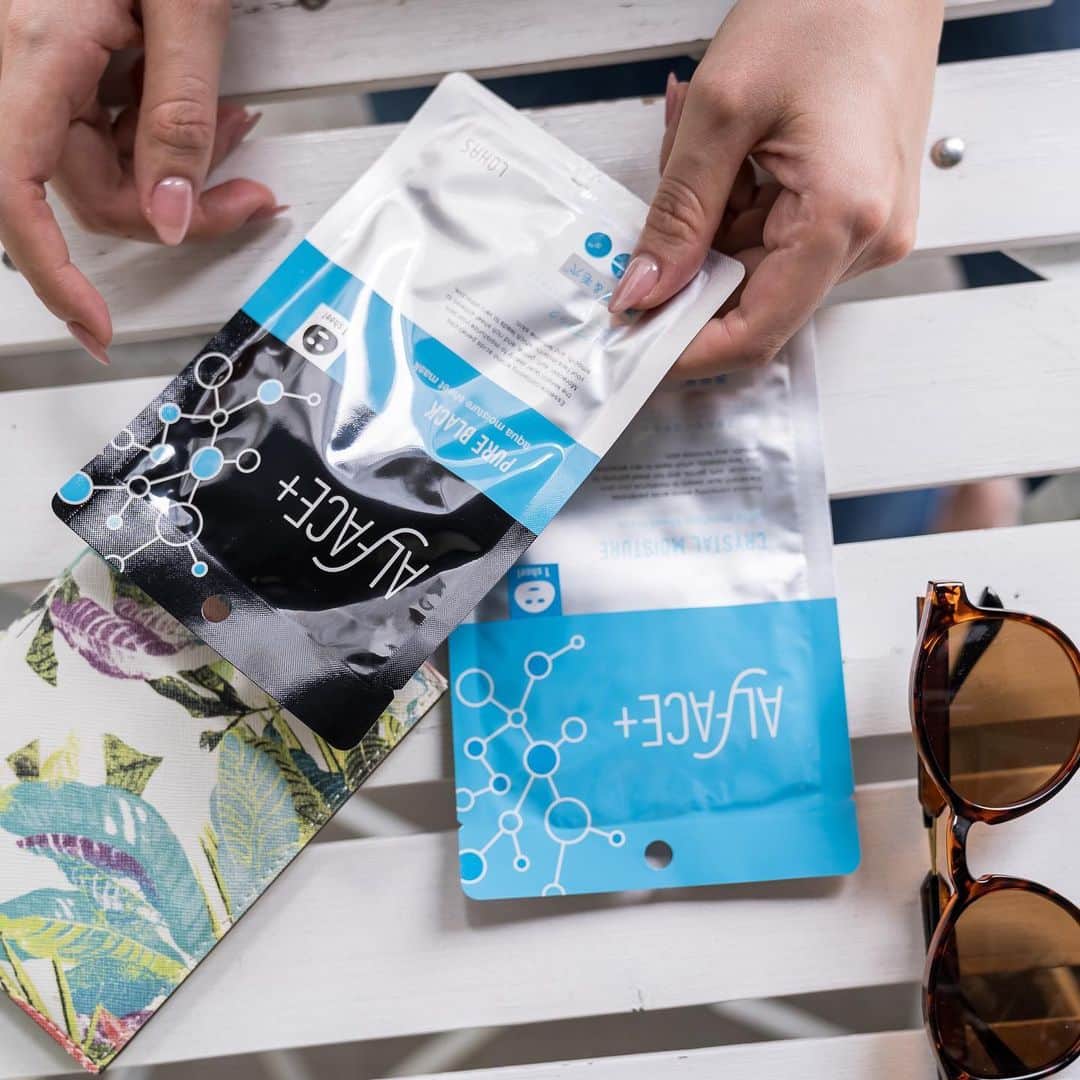 オルフェス（ALFACE+）のインスタグラム：「ただでさえ多くなりがちな旅行の荷物🧳﻿ もっとコンパクトにするために、﻿ シートマスクはいかがですか？✨﻿ ﻿ ﻿ オルフェスはすべて個包装なので﻿ 持ち運びも簡単！👍﻿ 旅先は気温や湿度など環境の変化で﻿ 普段よりお肌もダメージを受けやすいので﻿ しっかり保湿してあげてください🥺﻿ ﻿ ﻿ 『ピュアブラック』をはじめとするブラックシリーズは﻿ 真っ黒なシートがインパクト抜群🖤﻿ 女子旅でも盛り上がること間違いなし👯‍♀️﻿ ﻿ ﻿ 旅行のお供にはオルフェスを✈️﻿ ﻿ ﻿ #スキンケア #パック #シートマスク #ながら美容 #時短美容 #フェイスマスク #オルフェス #トラベルコスメ #旅行  #夏 #透明感 #保湿 #女子旅 #パッキング #タビジョ #旅行のお供」