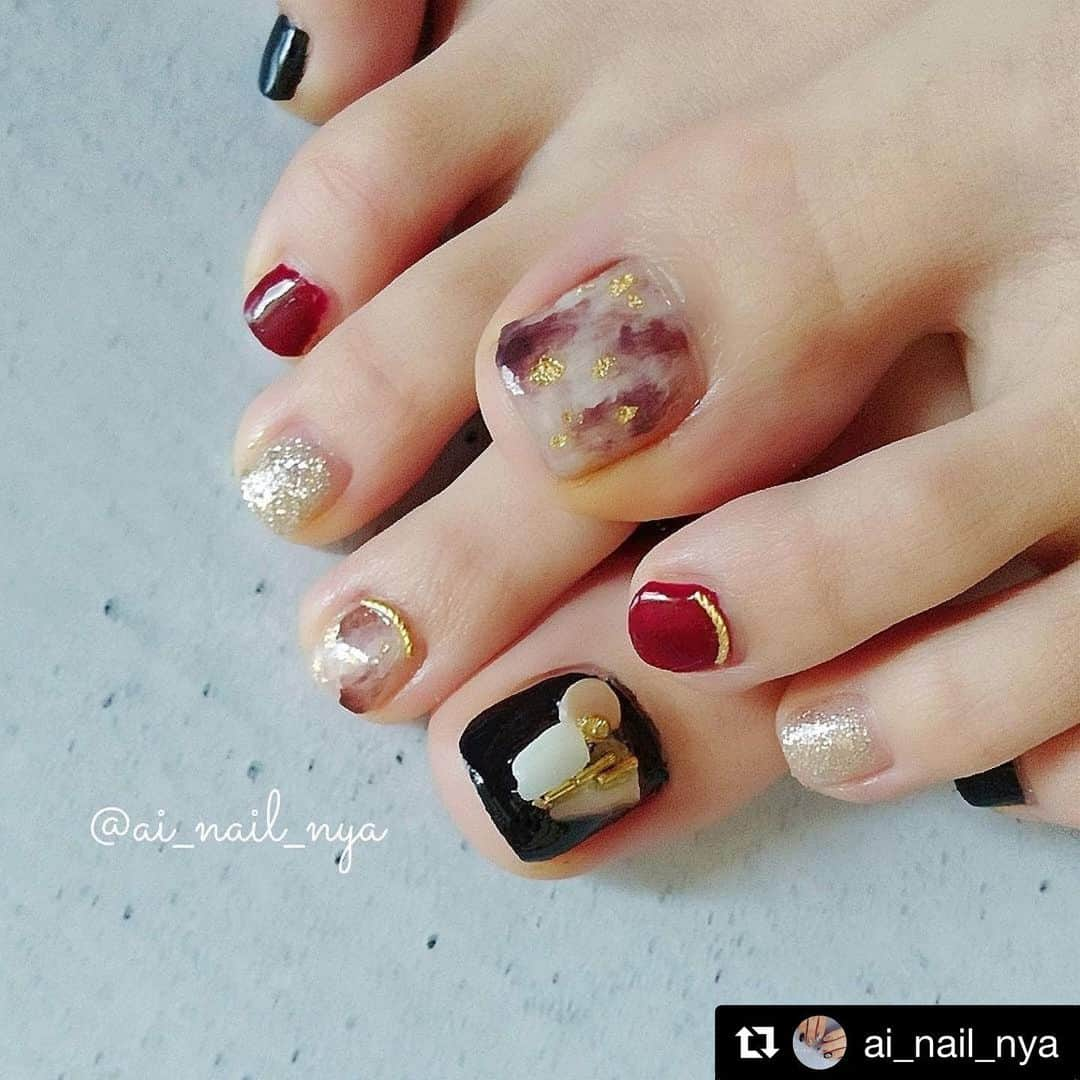 【PLANET NAIL（プラネット ネイル）】公式さんのインスタグラム写真 - (【PLANET NAIL（プラネット ネイル）】公式Instagram)「@ai_nail_nya さん PLANET NAIL Basic Line PLB15 #巡る流星群 を使用したフットネイルのご紹介ありがとうございます❤️ ・ #Repost @ai_nail_nya with @get_repost ・・・ 秋色フット🍁. フットは何か濃い色にしたくなります👣. . このネイビーはどう見ても黒に見える🤔. . 実物も黒に見えます😂. . みなさんのpostで拝見していた、憧れの#プラネットネイル 私もお試しさせていただきました！. . 今回はいただいた2本のうちの1本を使用. (PLB15 巡る流星群). . ぎっしりラメめちゃくちゃかわいい🌠. . #セルフネイル #ネイルデザイン#ポリッシュネイル #ポリッシュ #マニキュア #マニキュアネイル #夏ネイル #秋ネイル #セルフネイル部 #フットネイル #nail #nails #selfnail  #polishnails #instanail #nailart #ニュアンスネイル #ボルドーネイル #ネイビーネイル #マーブルネイル #大理石ネイル #白べっ甲ネイル #べっ甲ネイル #シェルネイル」8月13日 10時44分 - planet.jp