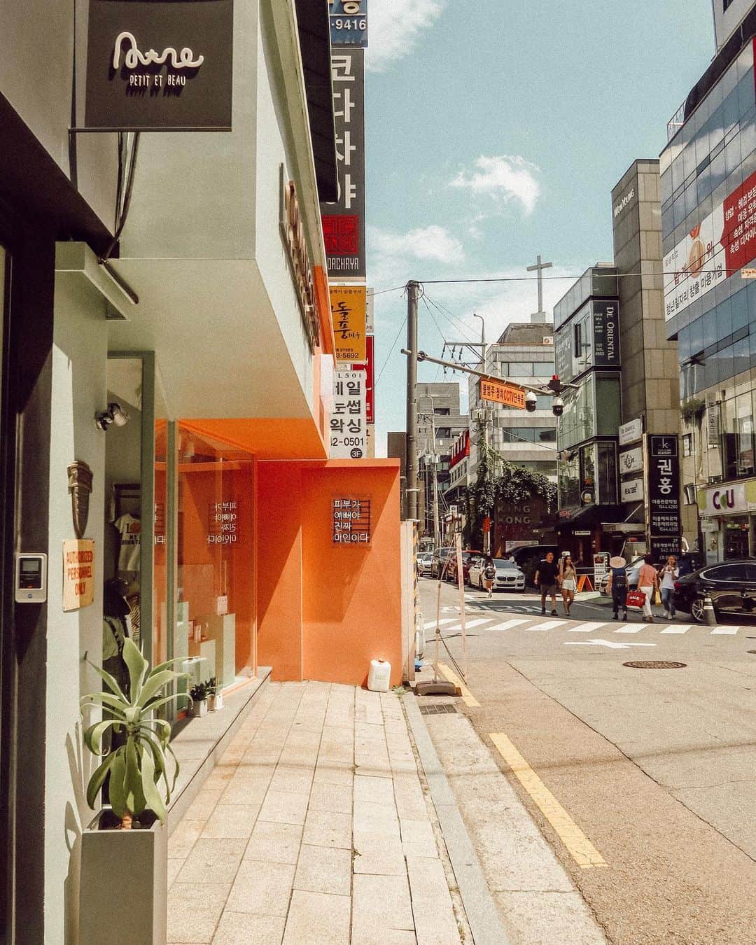 W E Y L I Eのインスタグラム：「Sinsa-dong, Gangnam 📍Garosu-Gil street. Super cute neighborhood with boutiques, cafes, & cool restaurants. Probably my 2nd favorite neighborhood we explored- Myeongdong being the first 😊 Majority of the trip I shot my photos with the Canon G7X Mark III- including these! I got so tired of carrying the DSLR around and decided, why not just shoot with a point and shoot? I love the quality of these pictures and I’m inspired to shoot with the point and shoot even more now! 📸 @canonusa」