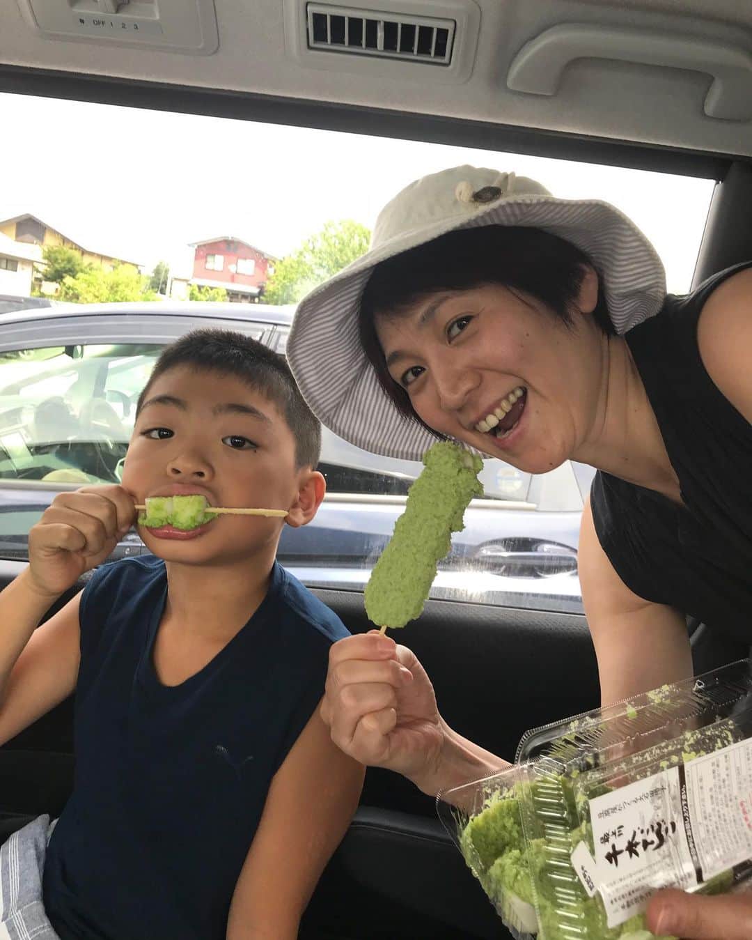 高橋みゆきのインスタグラム：「夏休み🎶山形🚗念願の千本団子🍡食べれた🤤海🏖やはり心ノ祐べそかいた😭 #千本団子 #鶴岡海 #スイカデカイよ🍉 #銀山温泉 #足湯 #滝 #兄ボウズと姫2人もどんどん成長してる」